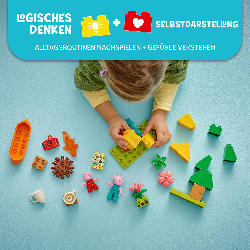 Kind spielt mit bunten Duplo-Steinen. Verschiedene Formen und Farben auf blauer Oberfläche.