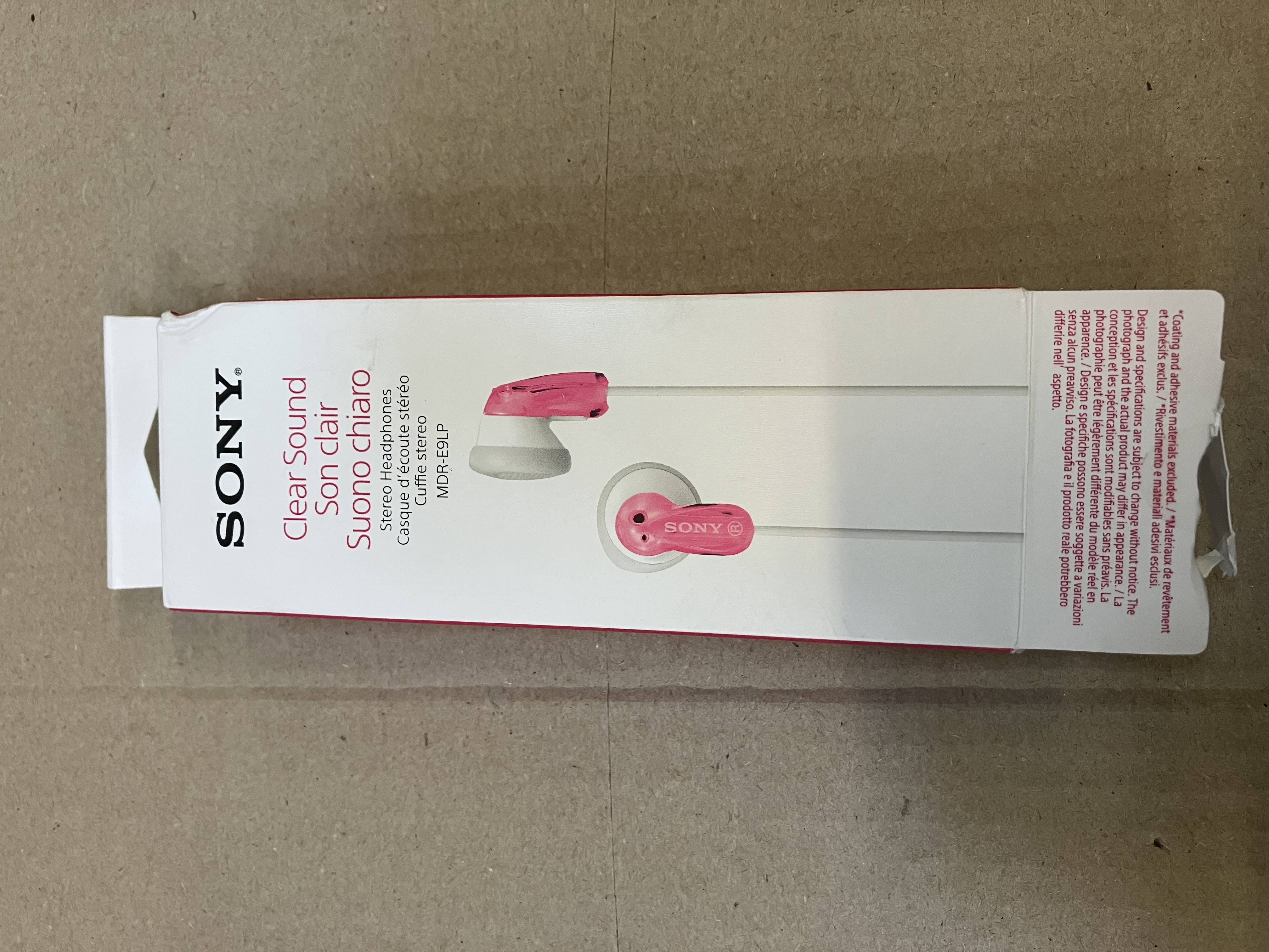 Biało-różowe pudełko słuchawek Sony z parą słuchawek i tekstem.