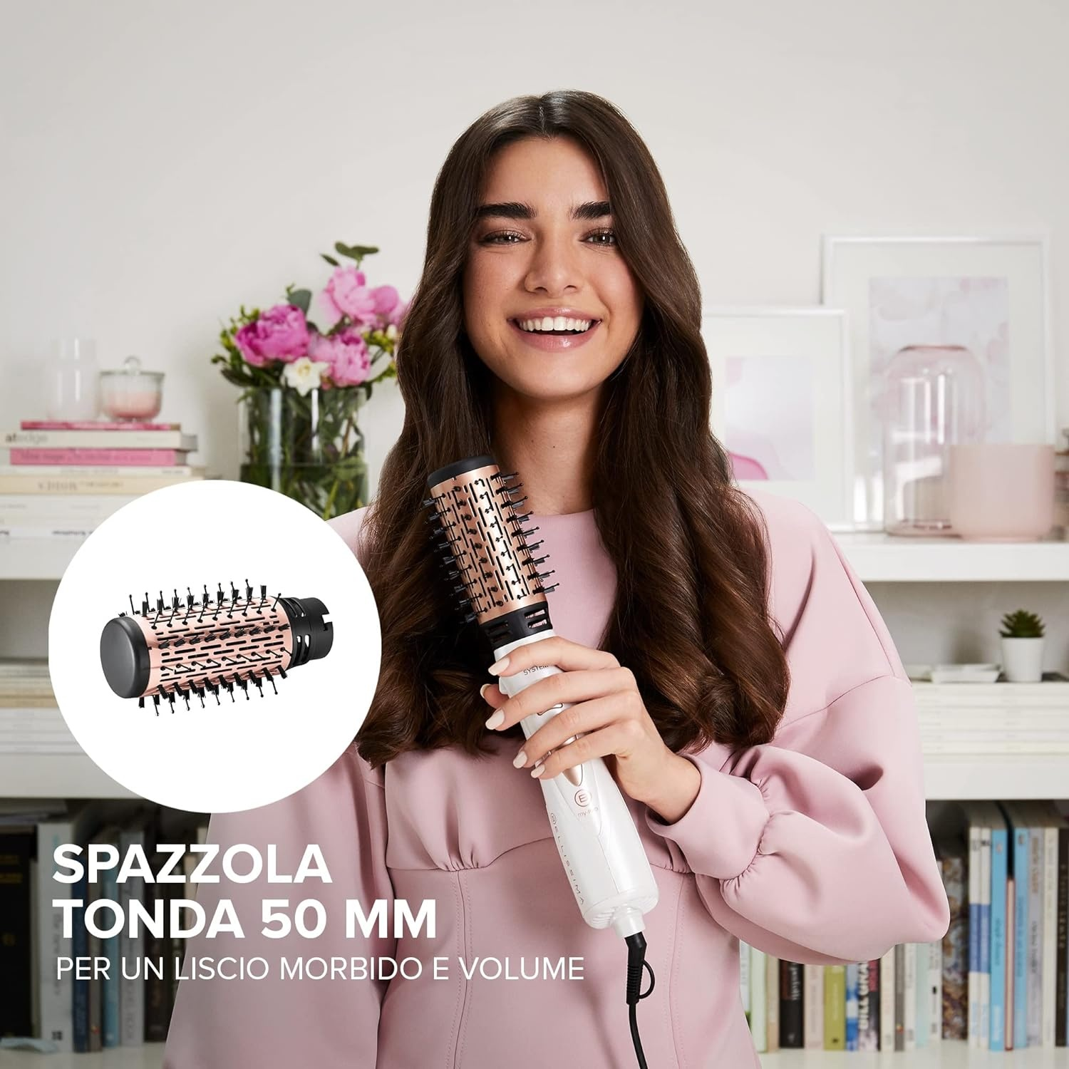 Donna con spazzola per capelli, immagine secondaria della spazzola e testo in italiano.