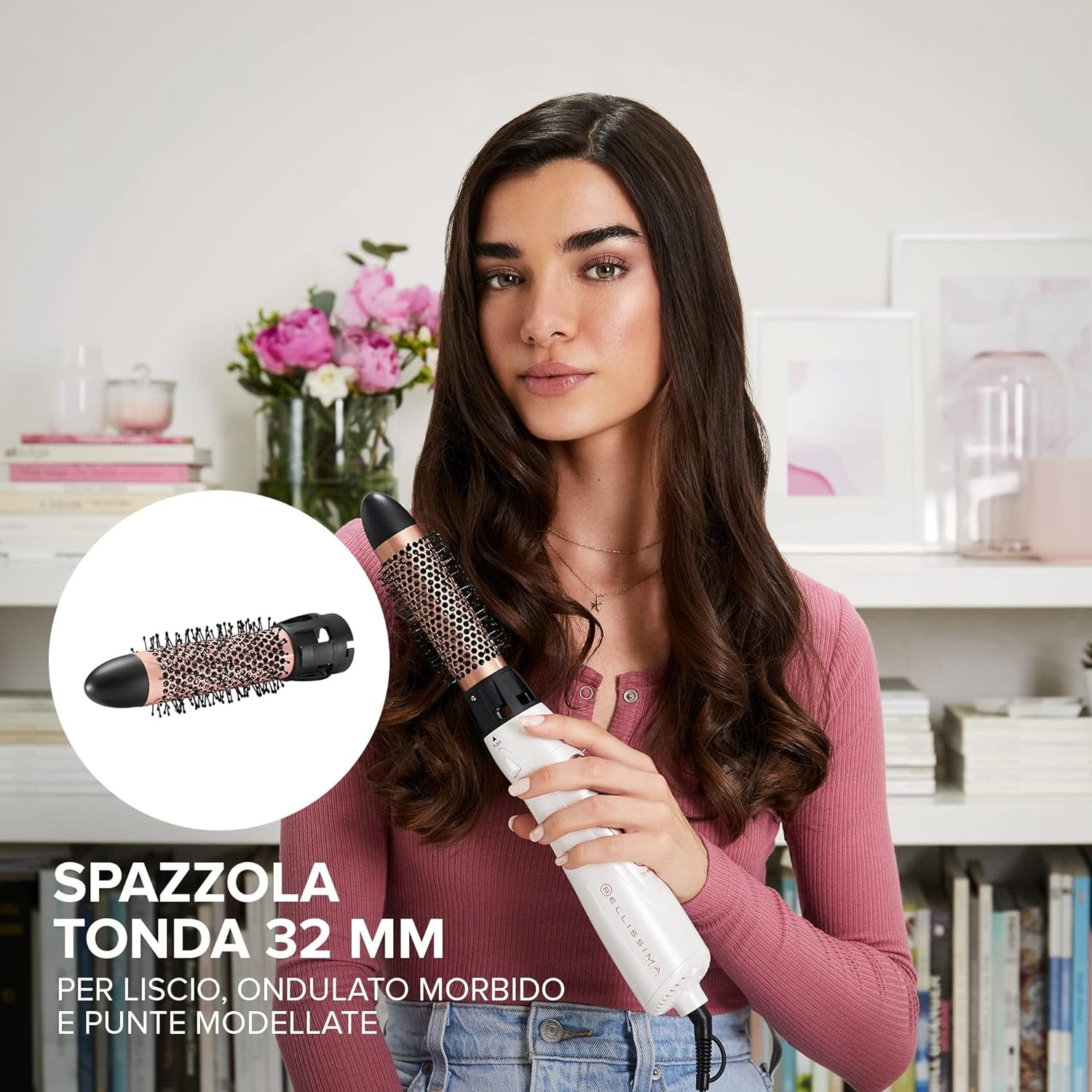Una donna tiene un arricciacapelli. La testina dell'arricciacapelli è mostrata in primo piano, con testo sotto.