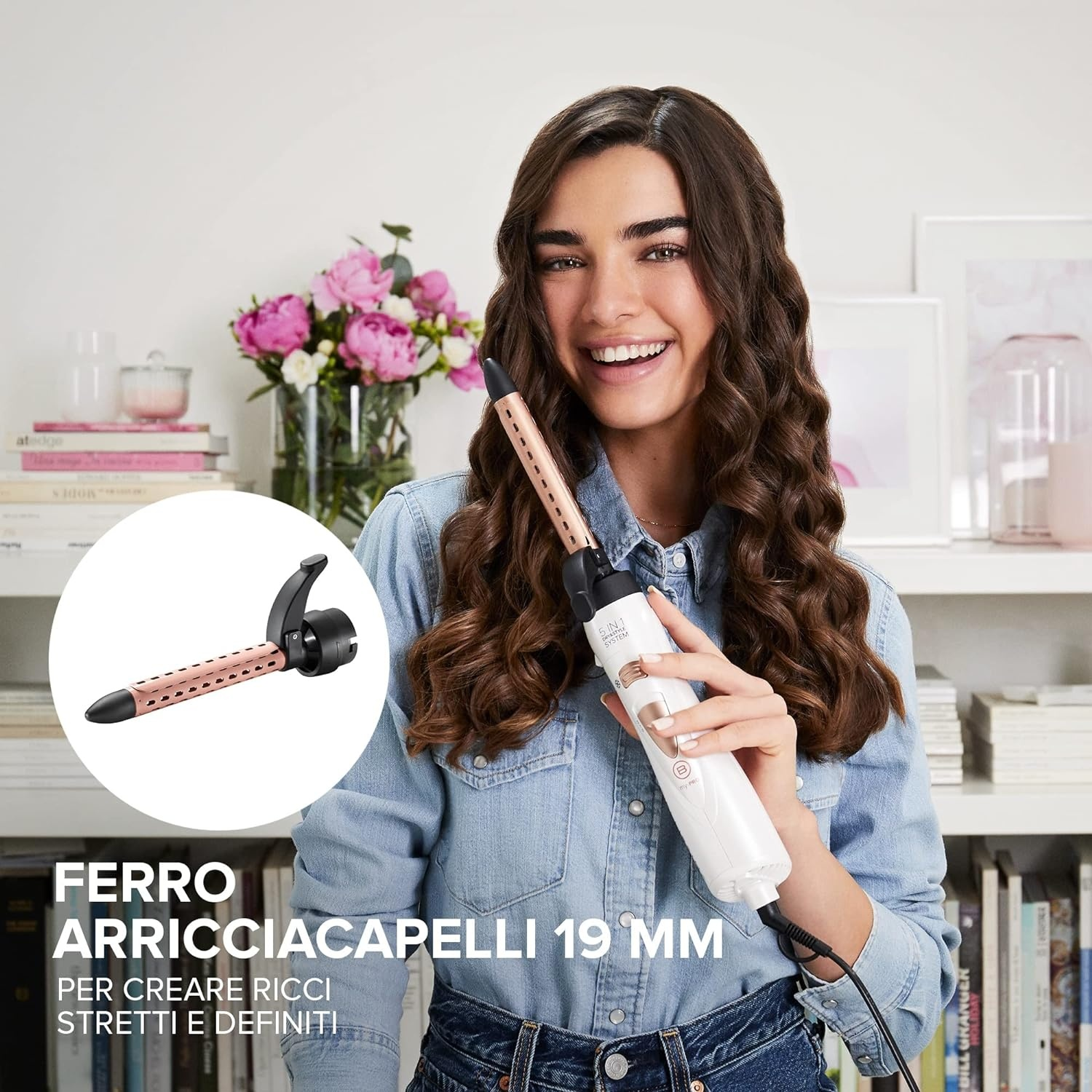 Donna con capelli ricci lunghi tiene un arricciacapelli. Testo: 'Ferro Arricciacapelli 19 MM' (arricciacapelli).