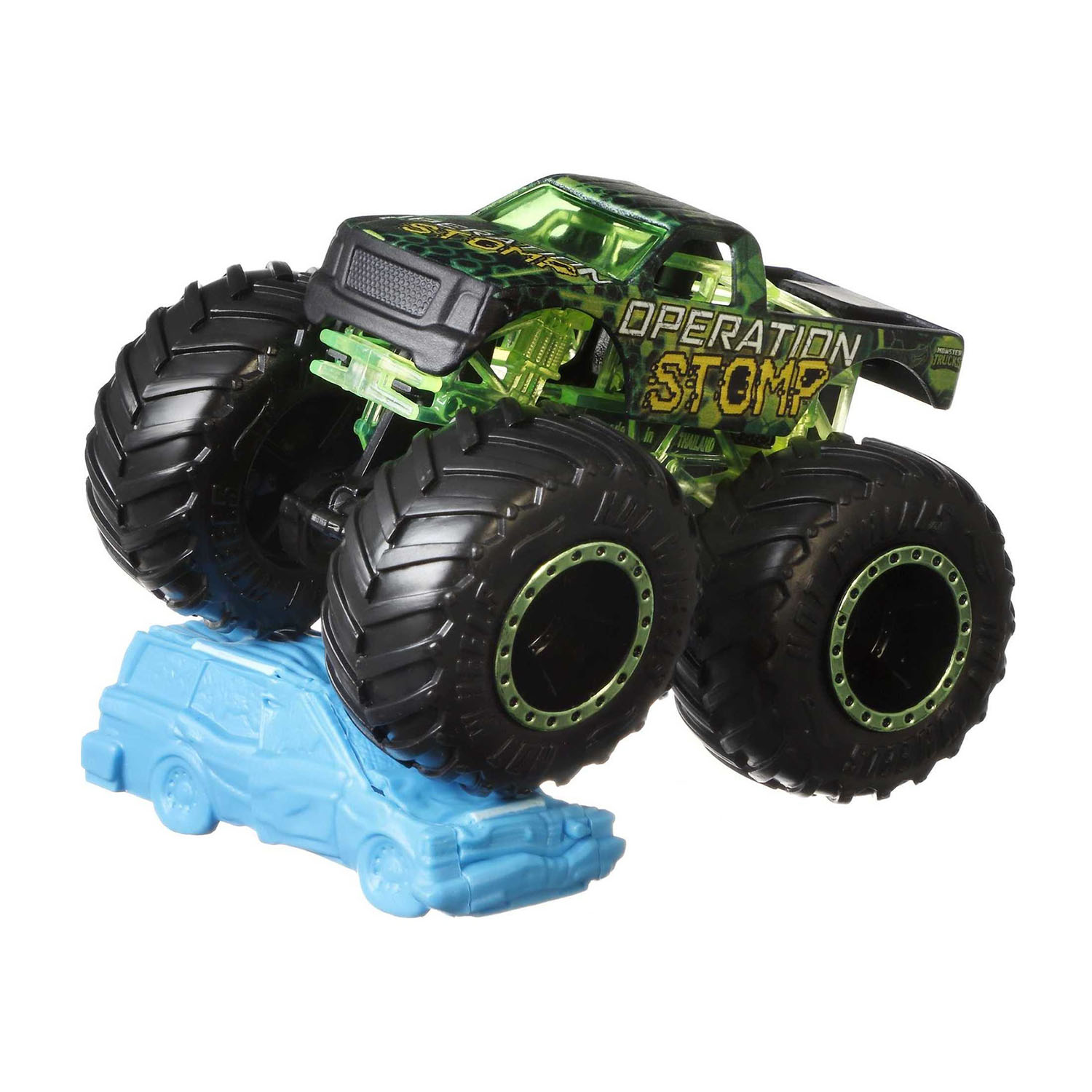 Giocattolo monster truck con pneumatici neri sopra un'auto blu. Il camion dice 'Operation Stomp'.