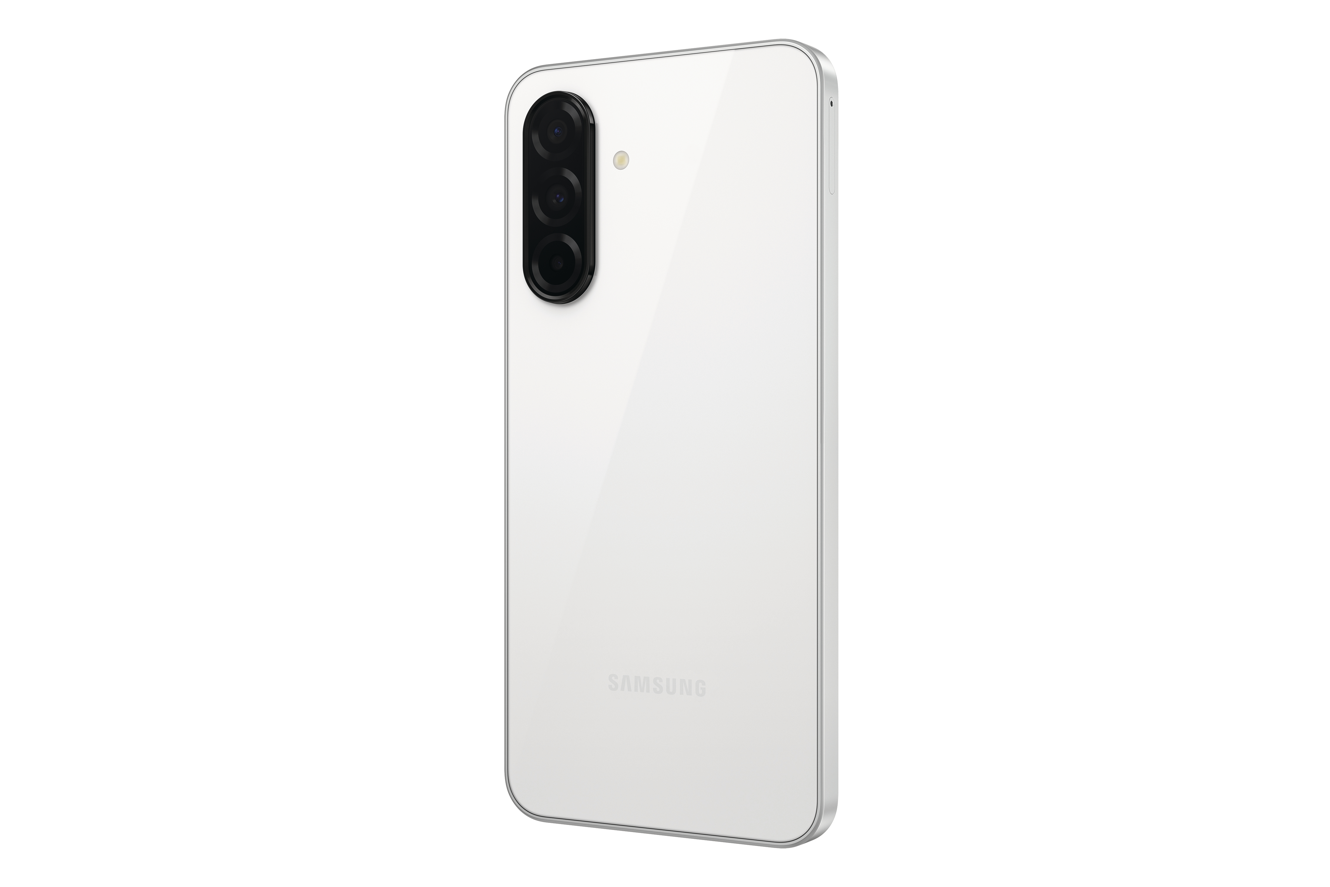 Weißes Smartphone mit Dreifachkamera. Rückseite weiß mit silbernem Rahmen und Samsung-Logo.