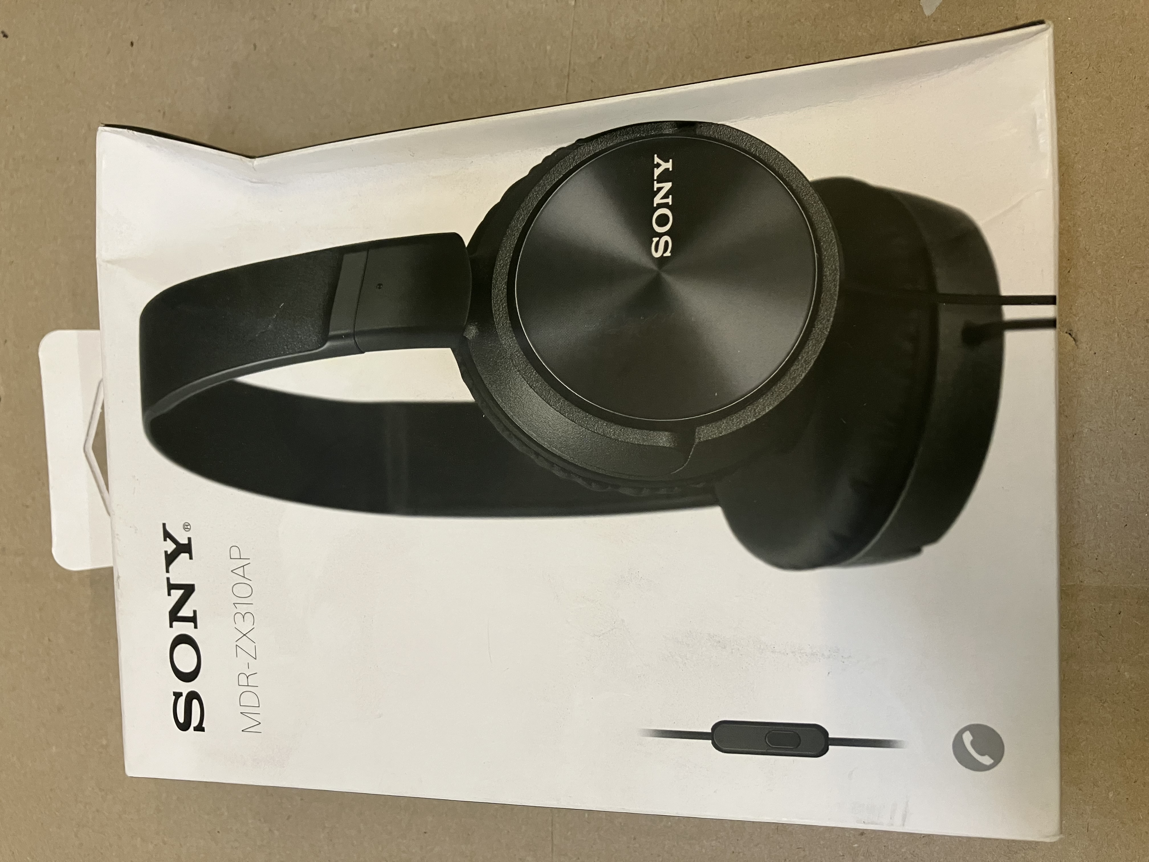 Czarny smartfon z dwoma tylnymi aparatami i lampą błyskową, czarny tył.