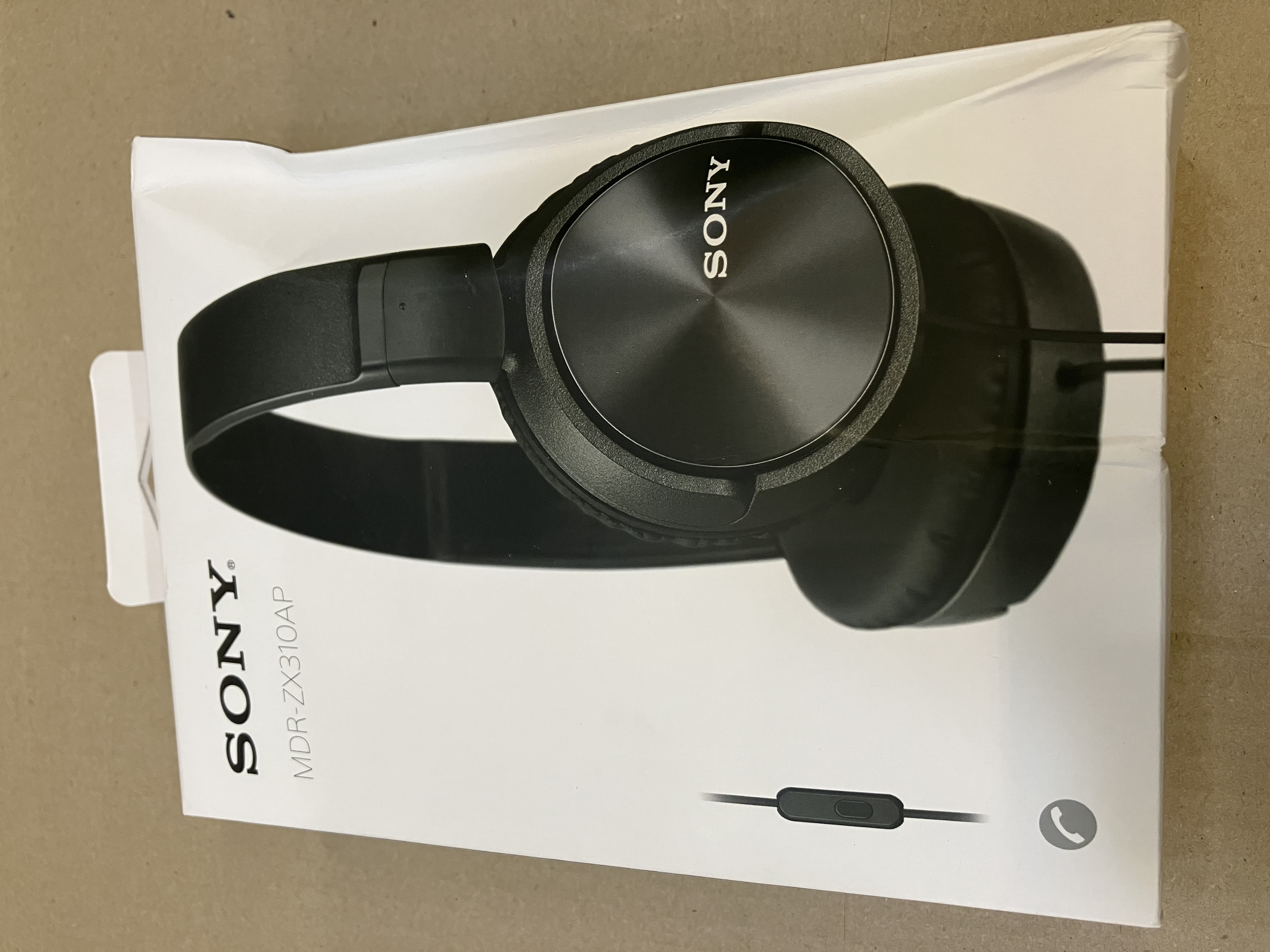 Czarne słuchawki Sony na białym pudełku.