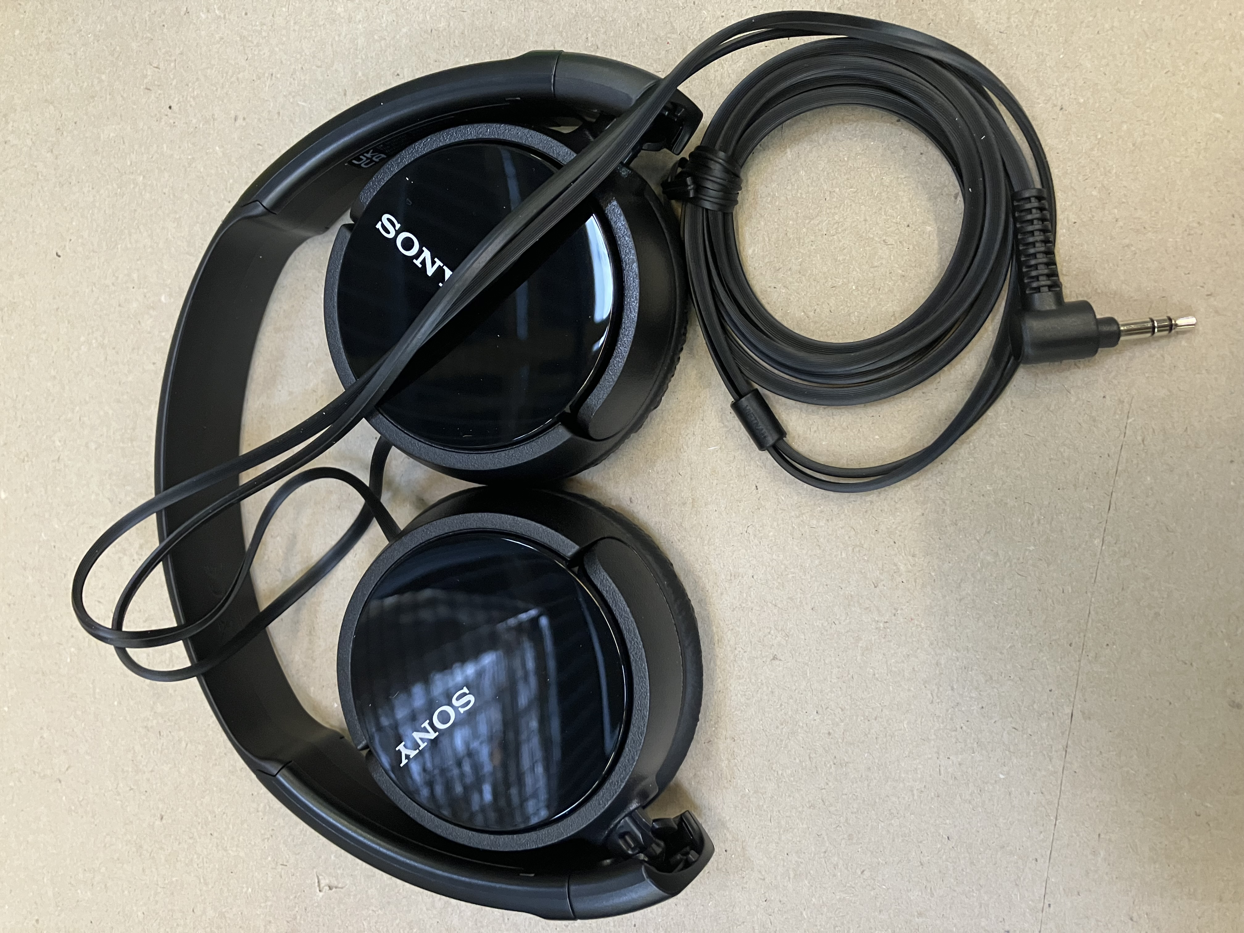 Tył jasnofioletowego telefonu. Ma trzy kamery i logo Samsung.