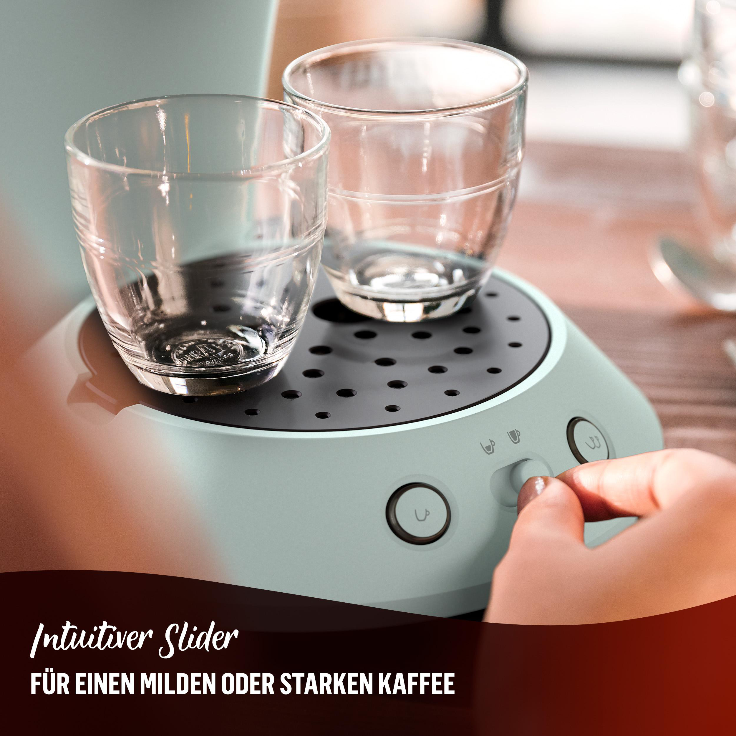 Eine Person, die eine hellblaue Kaffeemaschine mit zwei Gläsern und einem Drehregler verwendet. Der Text lautet: milder oder starker Kaffee.
