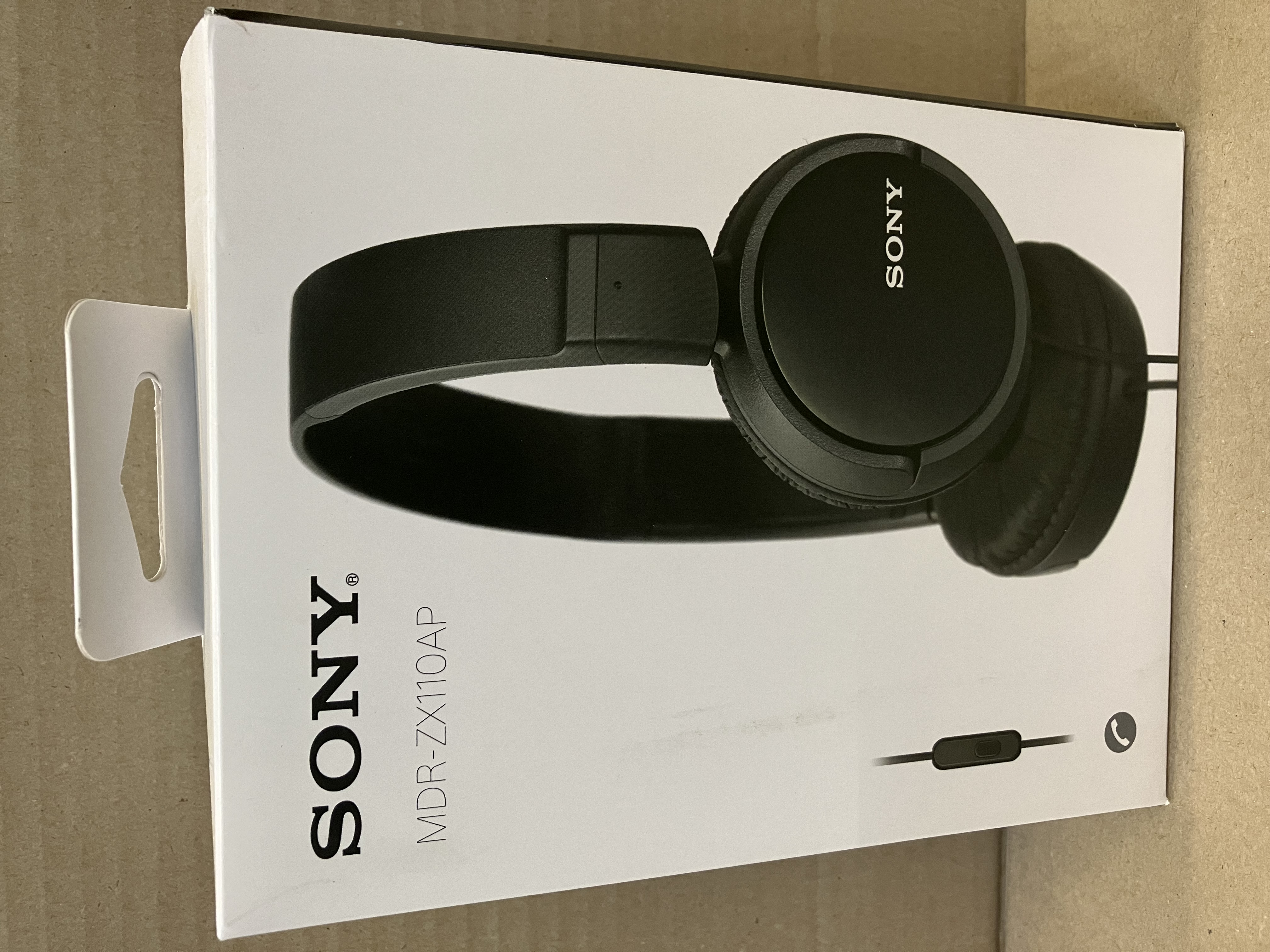 Pudełko czarnych słuchawek Sony z marką i modelem.