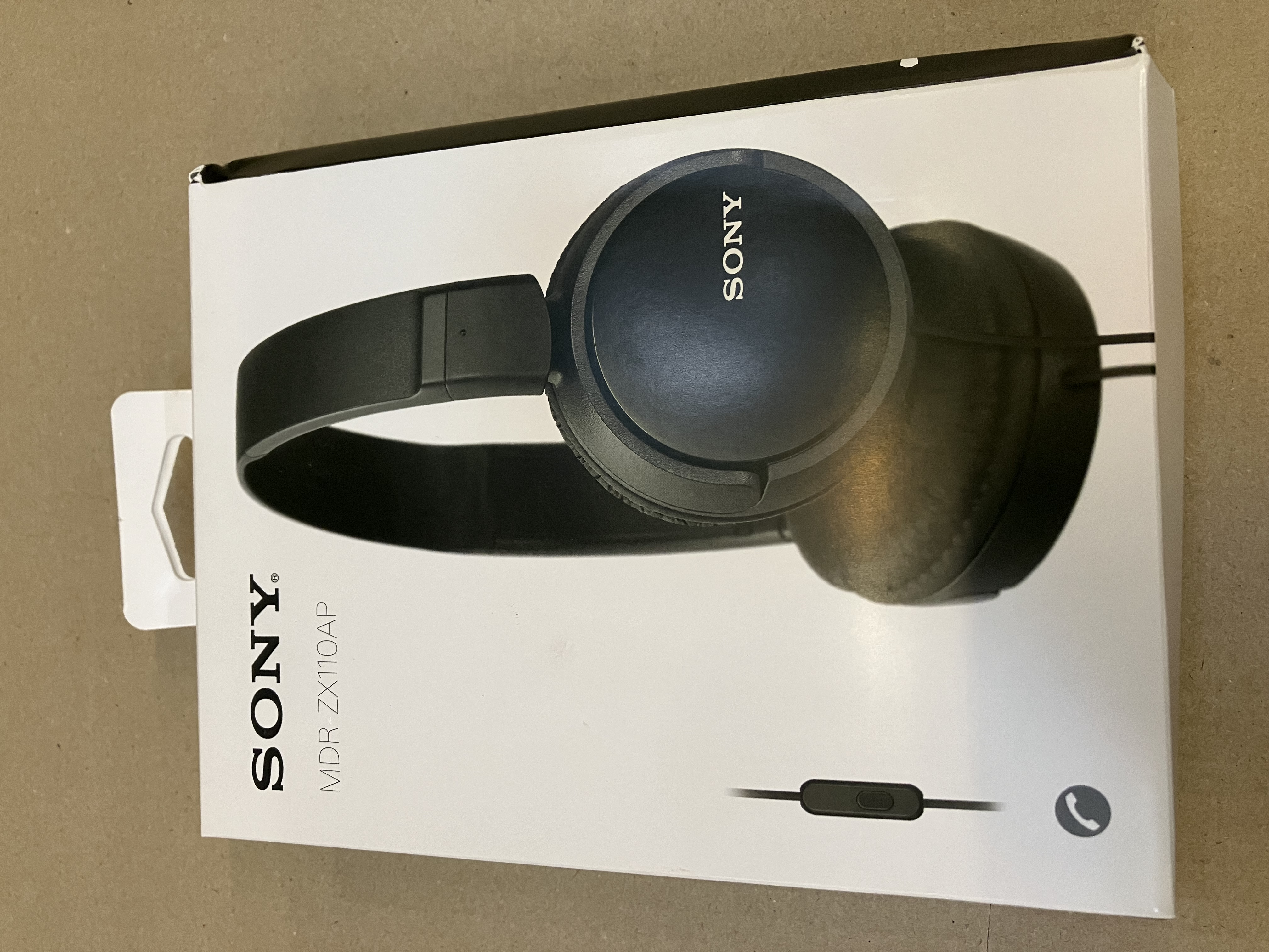 Czarna para słuchawek Sony w pudełku. Pudełko jest białe i zawiera logo Sony i nazwę modelu.