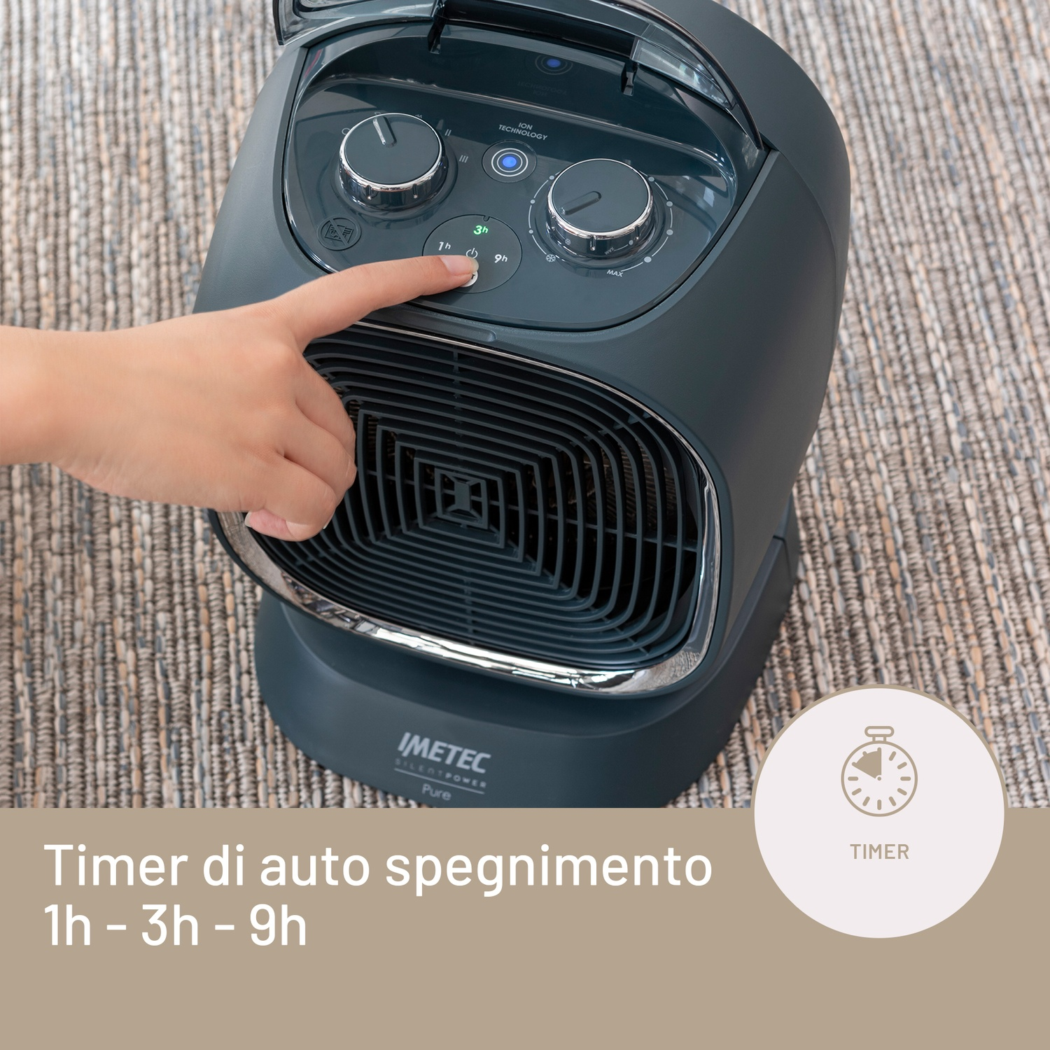 Una mano preme un pulsante su un riscaldatore grigio con controlli e icona timer.