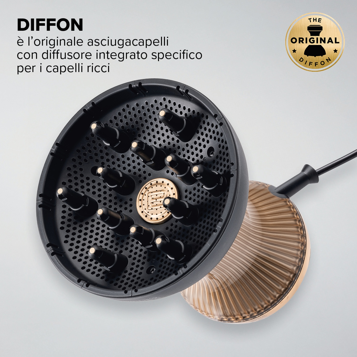 Un diffusore per asciugacapelli nero e oro con un emblema dorato. Il testo recita: L'originale Diffon per capelli ricci.