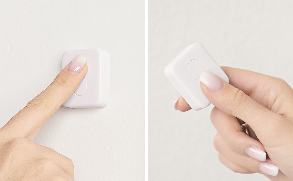 Zwei Hände interagieren mit einem weißen Smart-Home-Schalter.