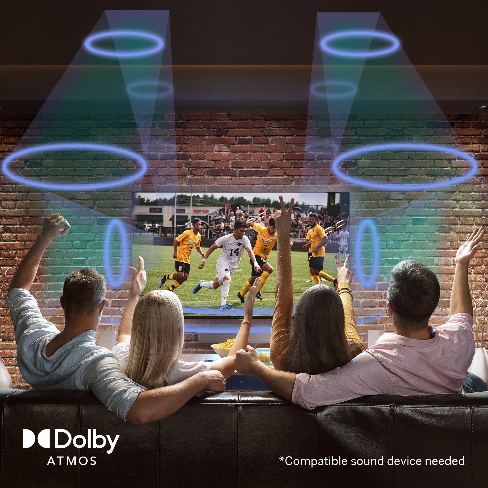 İnsanlar, Dolby Atmos'lu bir TV'de futbol maçı izliyor.