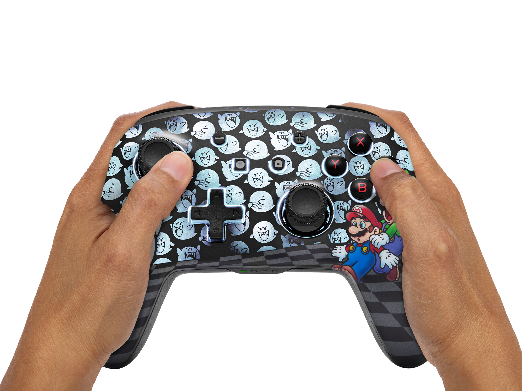 Hände halten einen schwarzen Controller mit Geistern und Mario darauf, schwarzer Hintergrund.