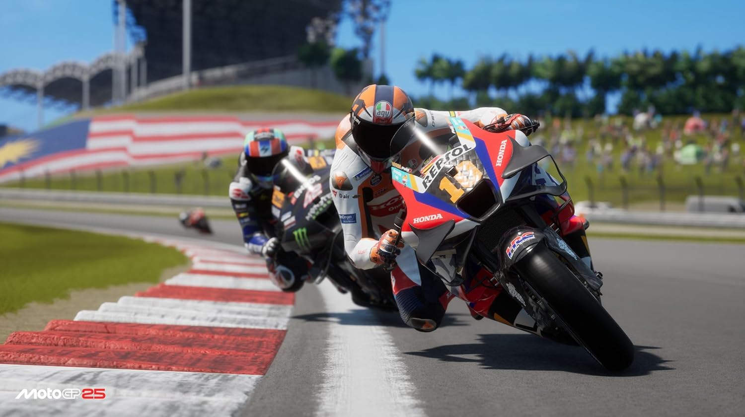 Pilotos de motociclismo en una pista, primer plano.