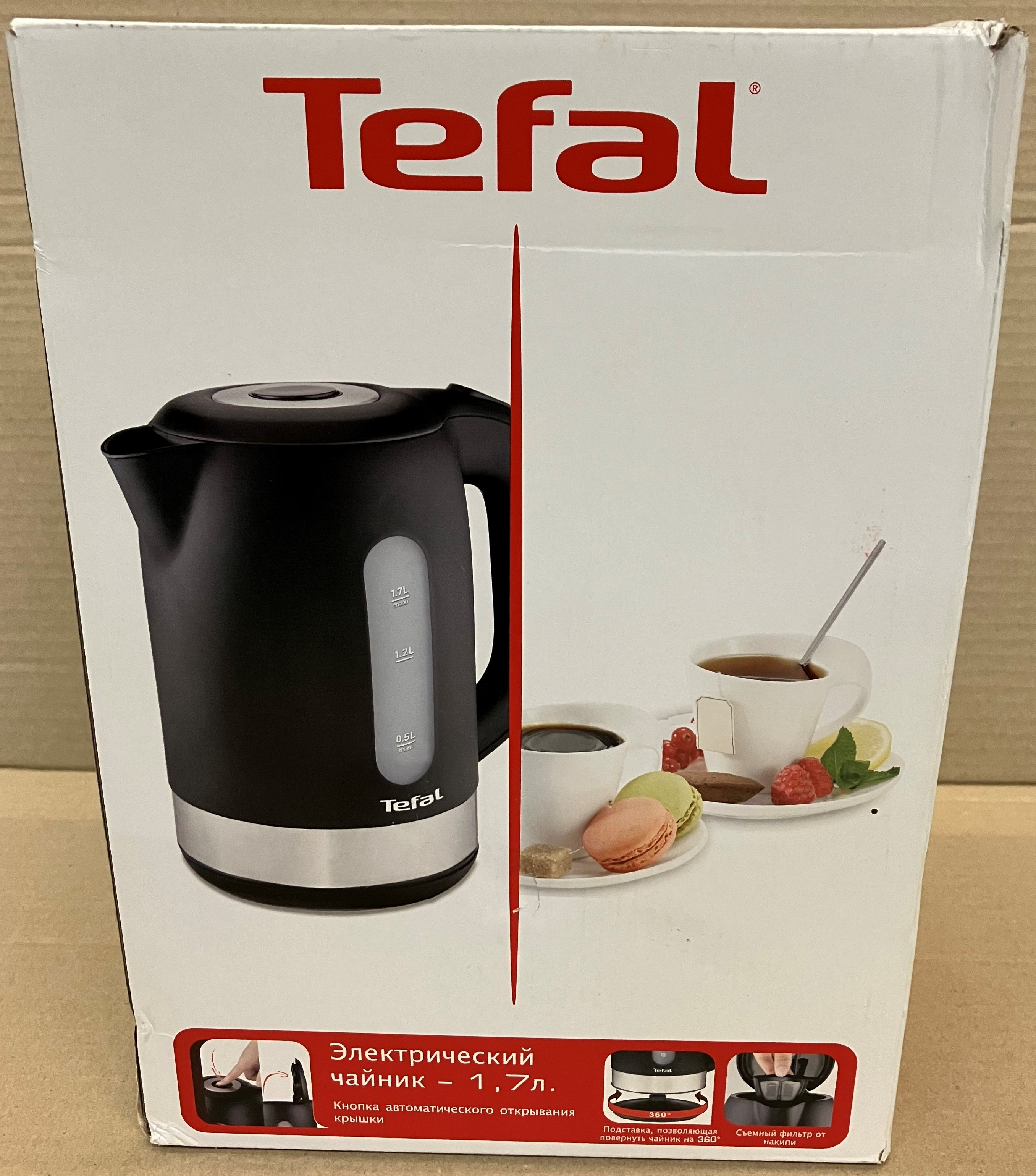 Biało-czarny czajnik elektryczny Tefal. Pudełko pokazuje filiżankę herbaty, cytrynę i makaronik.