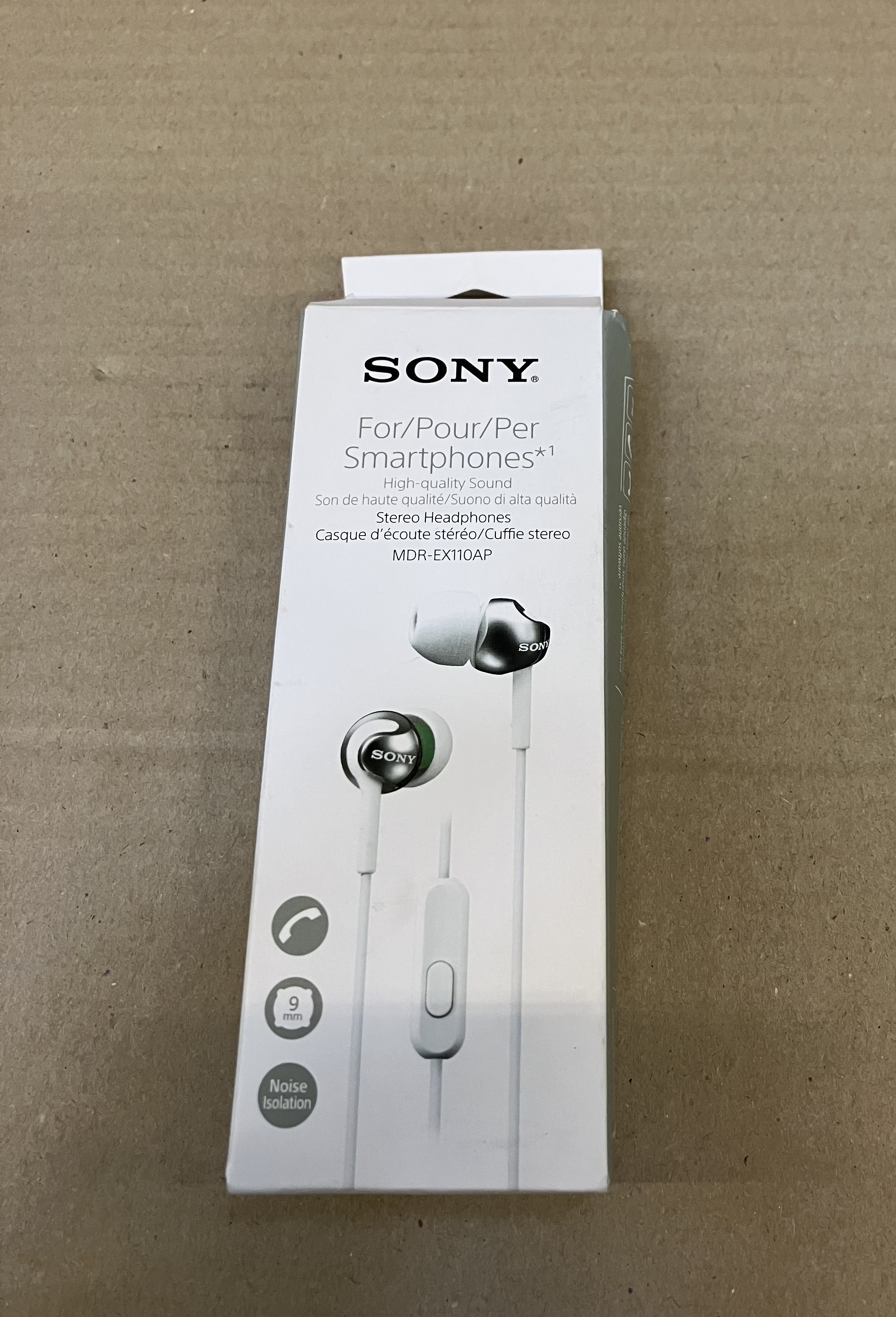 Białe pudełko słuchawek Sony ze zdjęciem słuchawek.