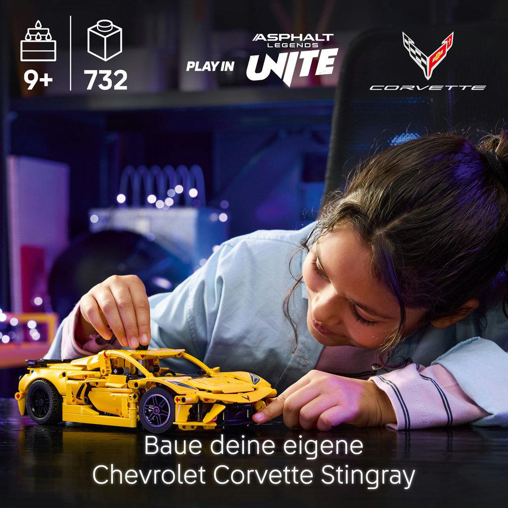 Ein Mädchen baut ein gelbes Corvette Stingray Lego-Auto. Das Set steht auf dunklem Untergrund.