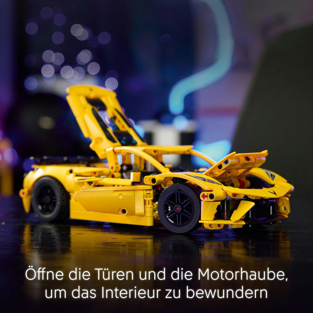 Gelbes Automodell mit geöffneten Türen und Motorhaube. Innenraum sichtbar. Text: 'Öffne die Türen...'