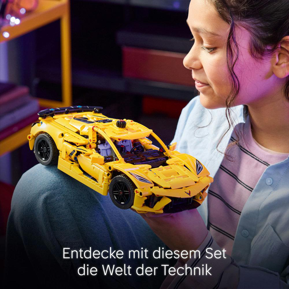 Ein Mädchen hält ein gelbes LEGO-Auto. Text-Overlay auf Deutsch. Dunkler Hintergrund.