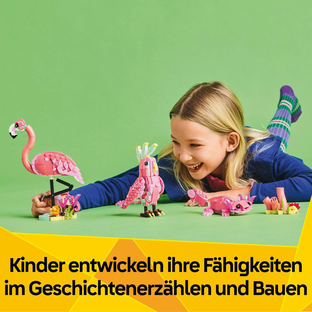 Mädchen spielt mit bunten LEGO-Tieren: Flamingo, Papagei und Krokodil.