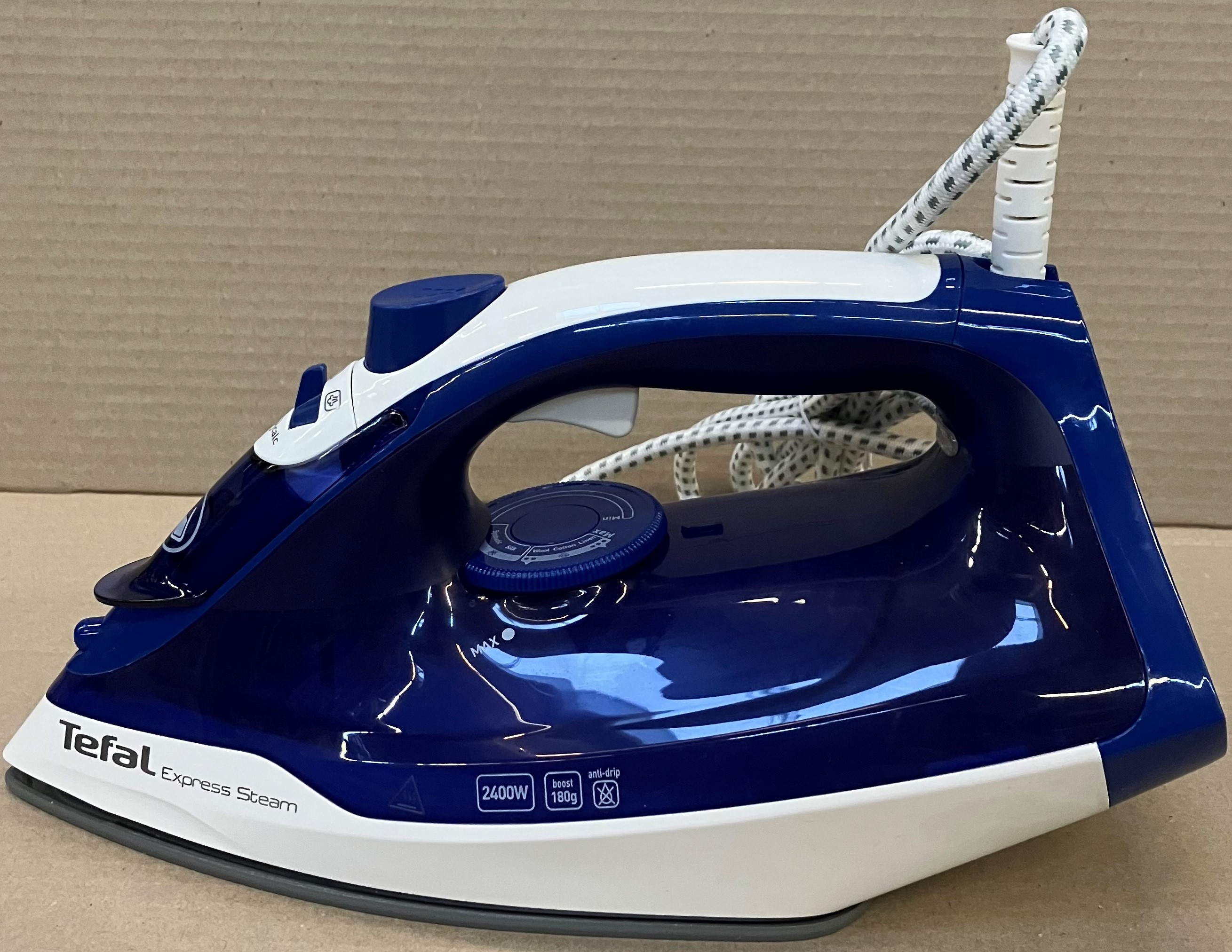 Niebiesko-białe żelazko Tefal Express Steam. Pokazuje żelazko, przewód i pokrętło.