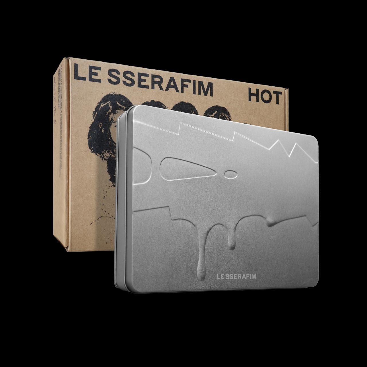 Braune Box und silberne Box mit den Worten LE SSERAFIM darauf.