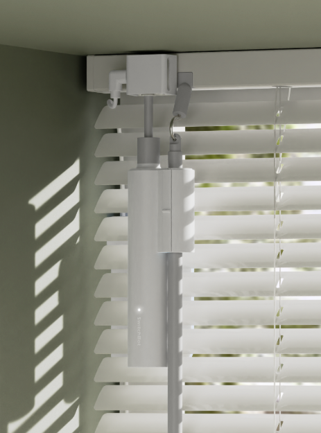 Weißes Smart-Home-Gerät, das an Jalousien installiert ist. Schatten an der Wand. Das Gerät ist mit den Jalousien verbunden.