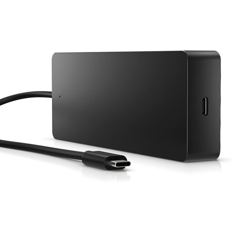 Un adaptador de corriente negro con un cable USB-C que se extiende hacia la izquierda, sobre una superficie blanca.