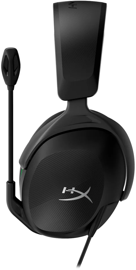 Fekete HyperX gamer headset mikrofonnal, ferde nézet, fehér háttér.