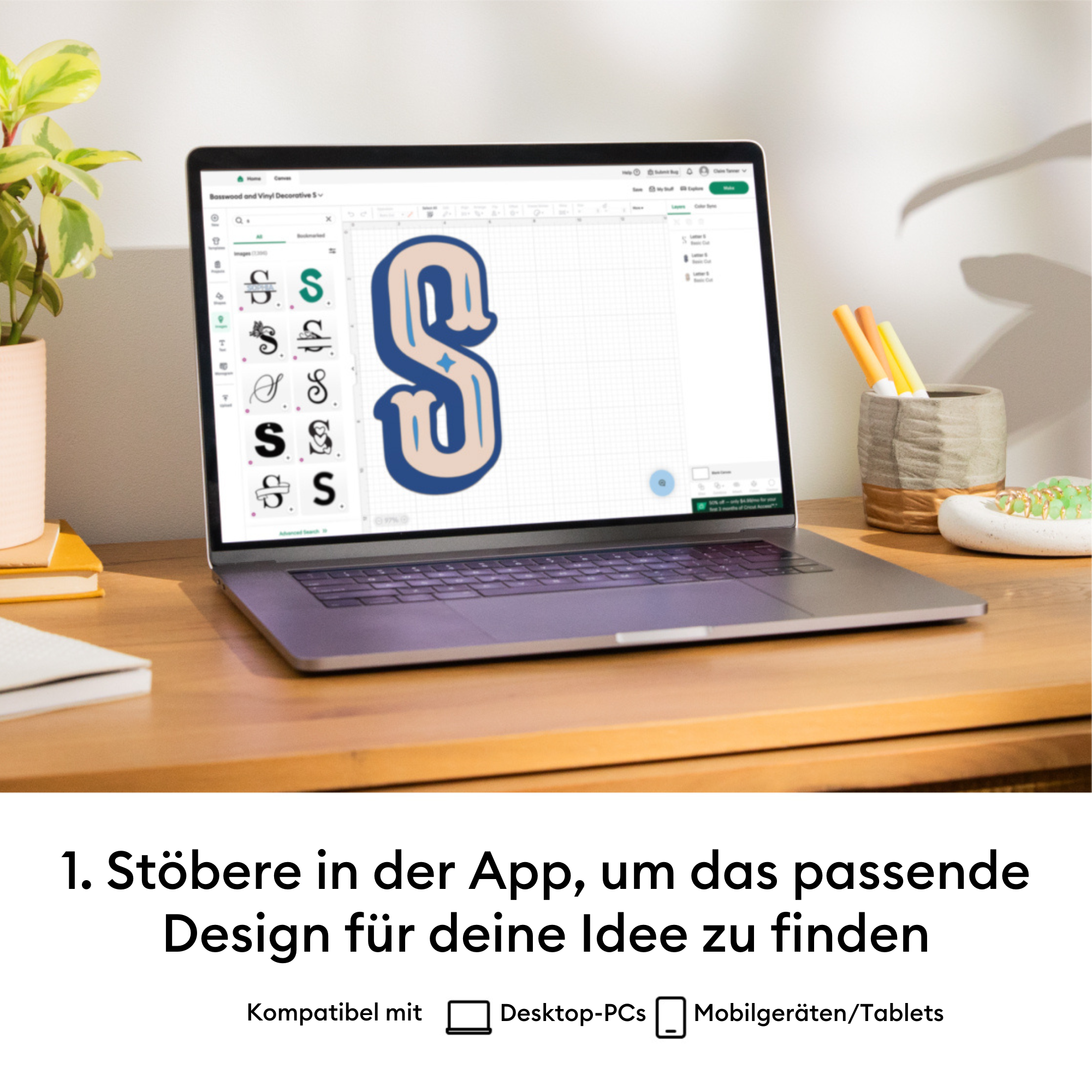 Laptop auf einem Holztisch zeigt ein Design. Auf dem Bildschirm steht das Wort 'S', mit Pflanzen auf dem Tisch.