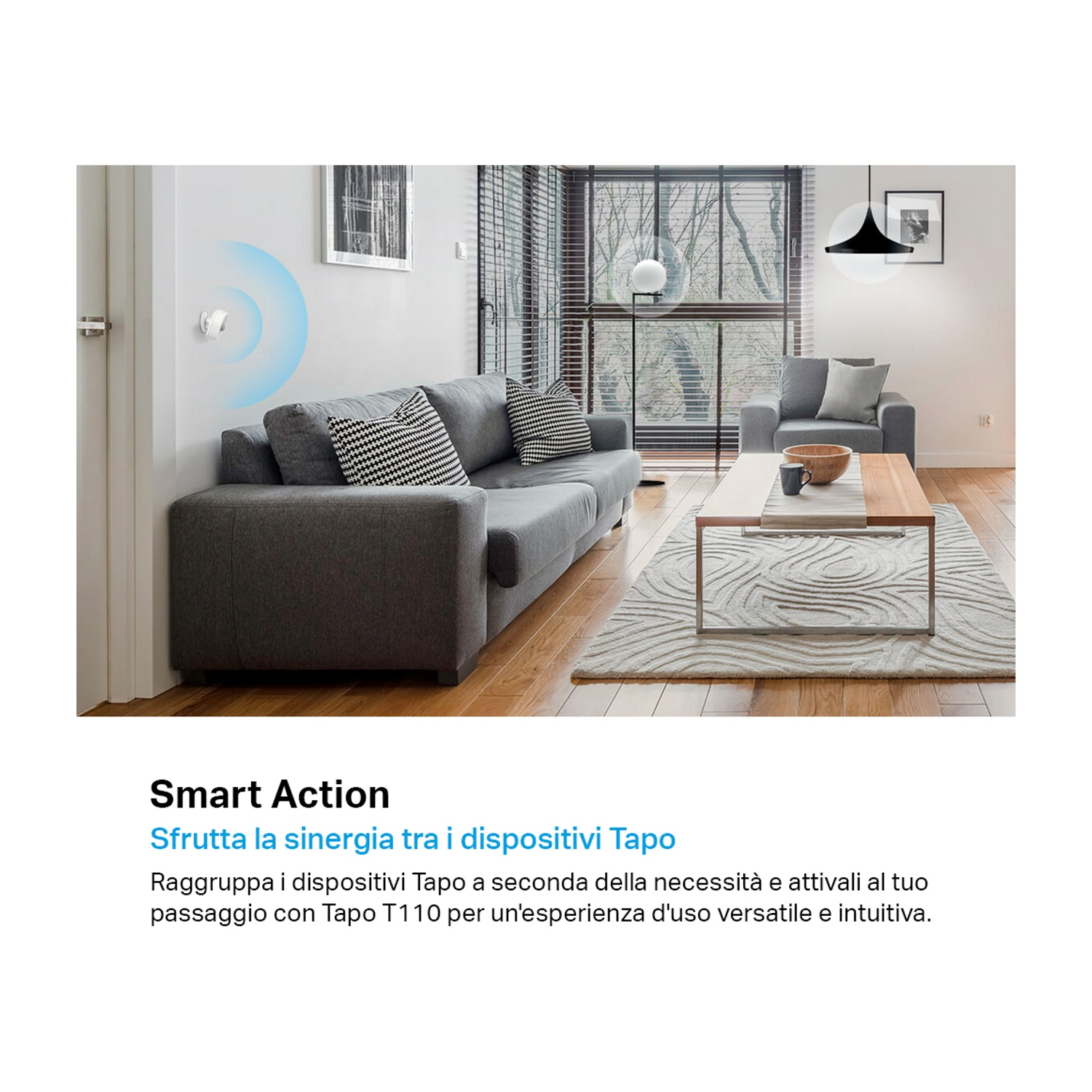 Scena di soggiorno con divano grigio, tavolino, tappeto e dispositivo smart home.