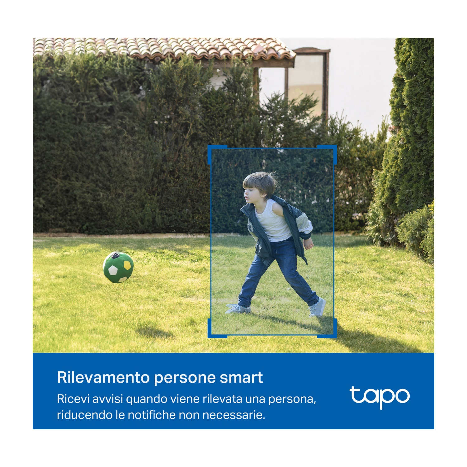 Ragazzo che gioca a calcio in giardino. Erba verde, riquadro blu, pallone.