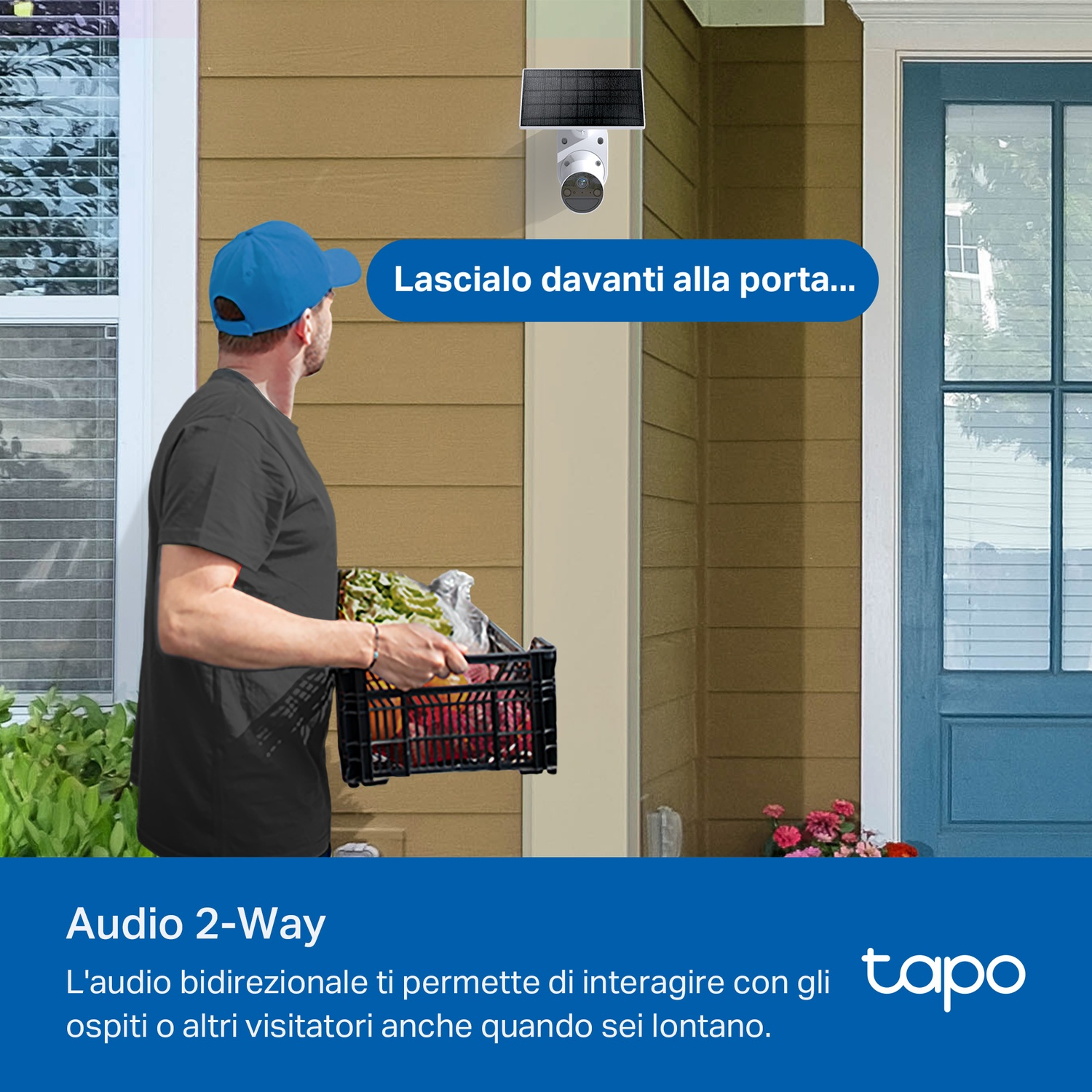 Un uomo con la spesa si avvicina a una casa con una telecamera di sicurezza e una porta blu.
