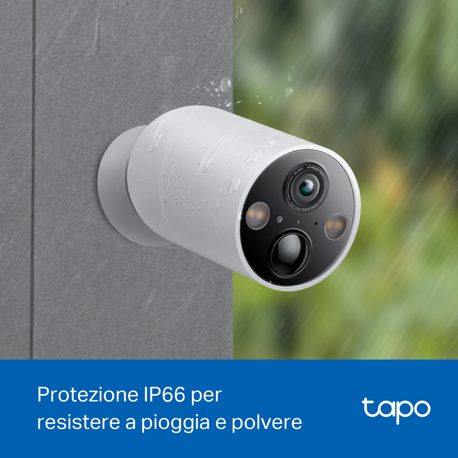 Telecamera di sicurezza Tapo bianca montata su muro grigio. Piove.
