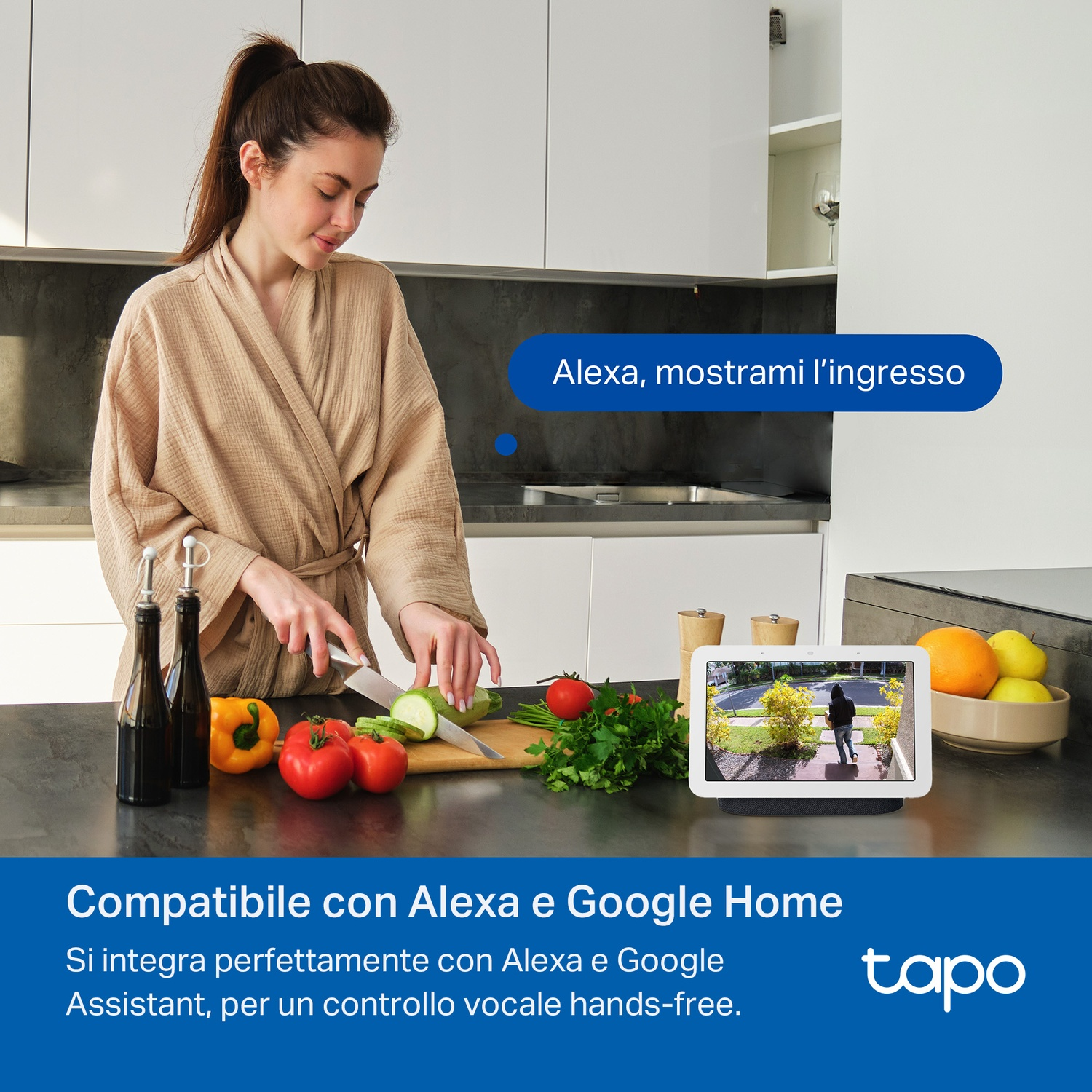 Donna in accappatoio taglia verdure. Display intelligente mostra vista esterna, testo: Alexa, mostrami l'ingresso.
