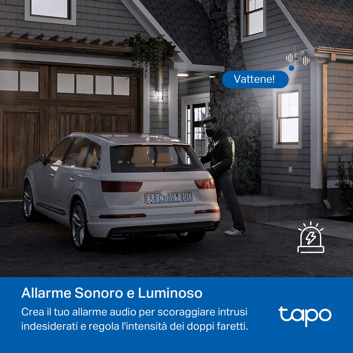 Ladro catturato da un sistema di sicurezza. Auto in garage, casa con luci.