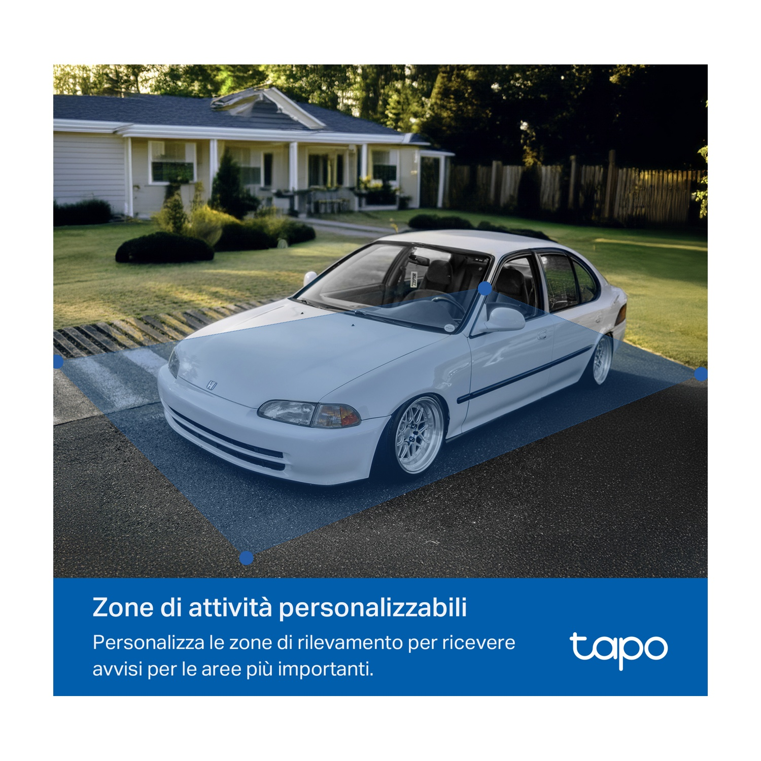 Auto bianca in un vialetto con zona di attività evidenziata in blu.