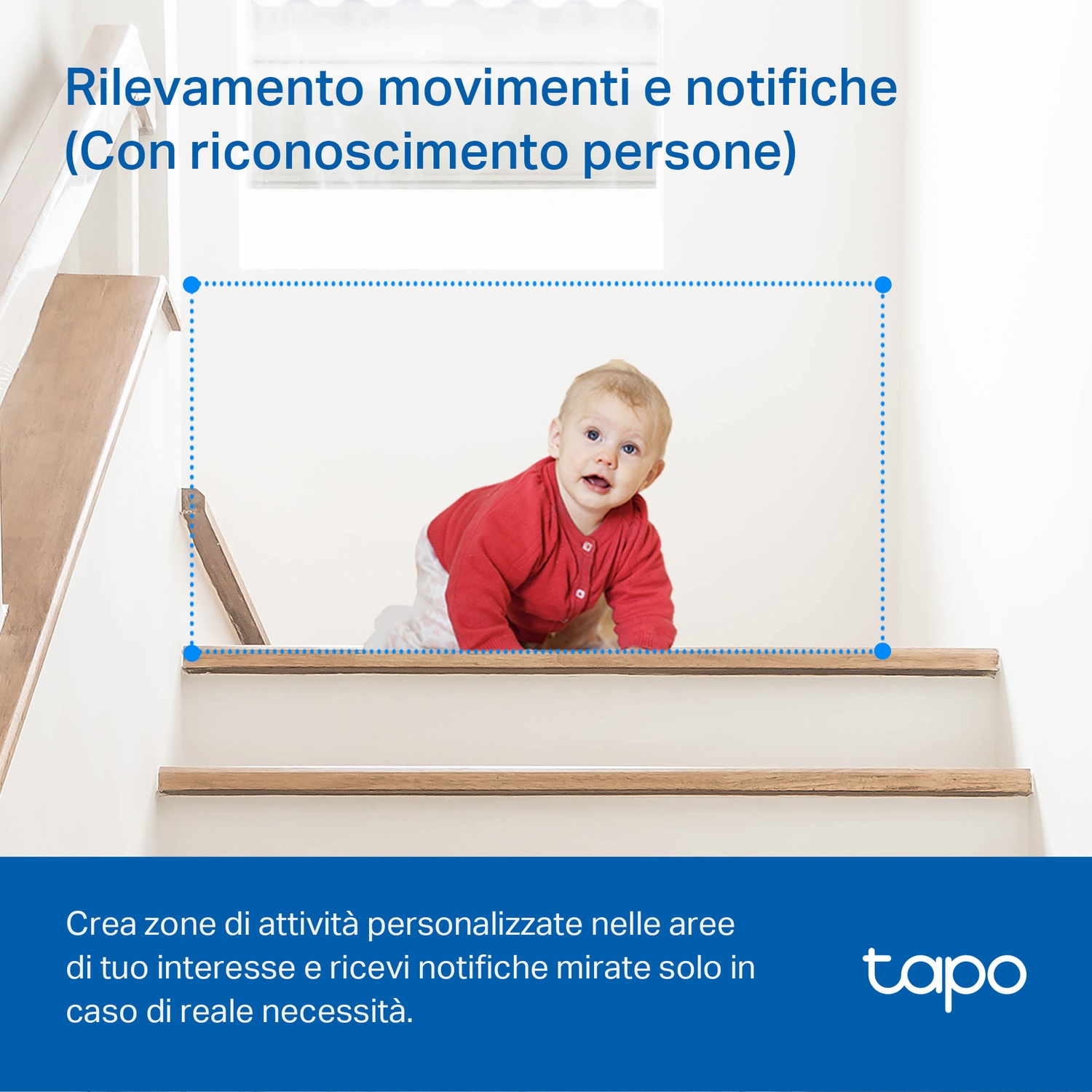 Bambino sulle scale. Scale bianche, corrimano in legno. Riquadro blu tratteggiato evidenzia il bambino.