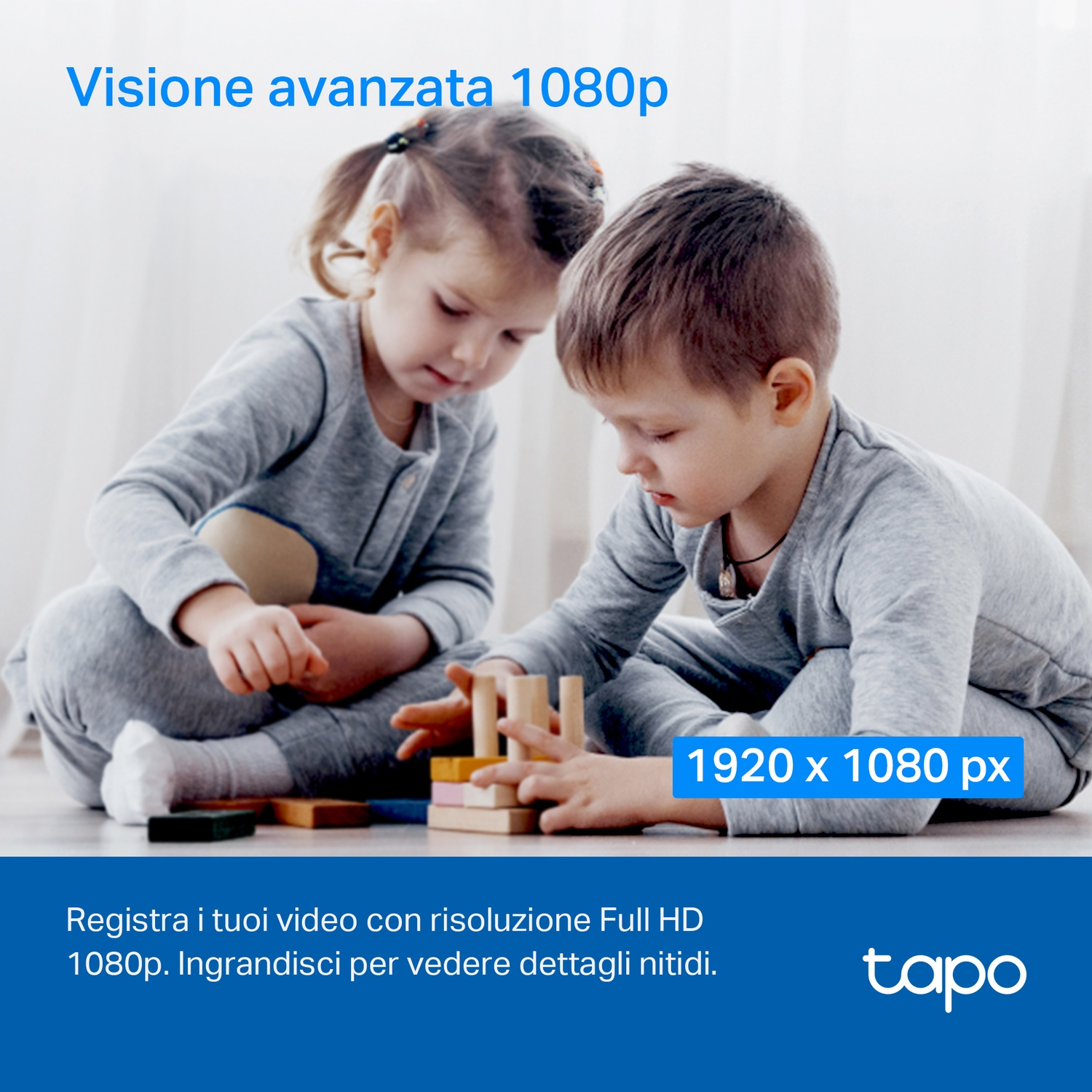 Due bambini che giocano con i blocchi. Testo e logo Tapo in basso.