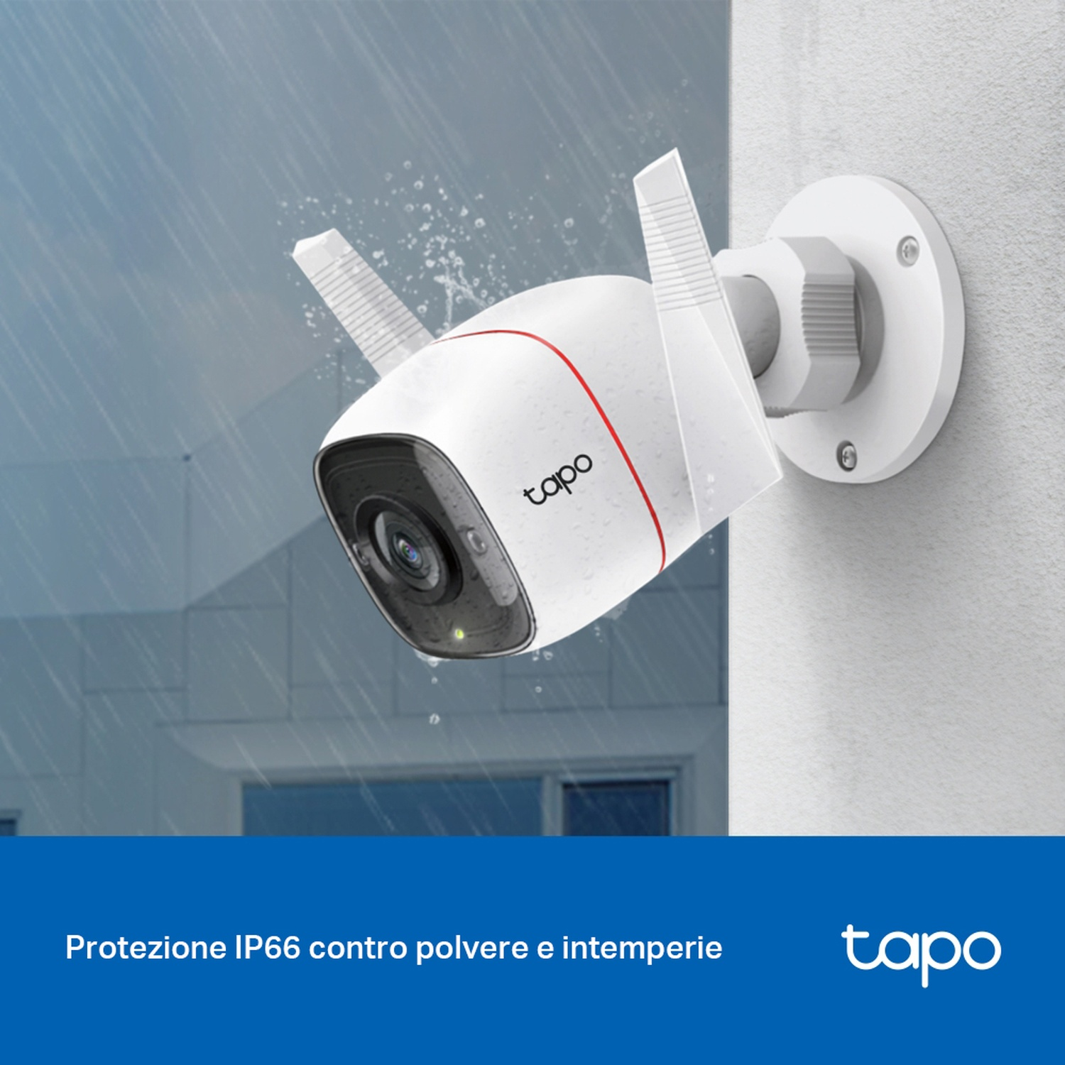 Telecamera di sicurezza bianca montata a parete. Sta piovendo. Ha una striscia rossa e il logo Tapo.