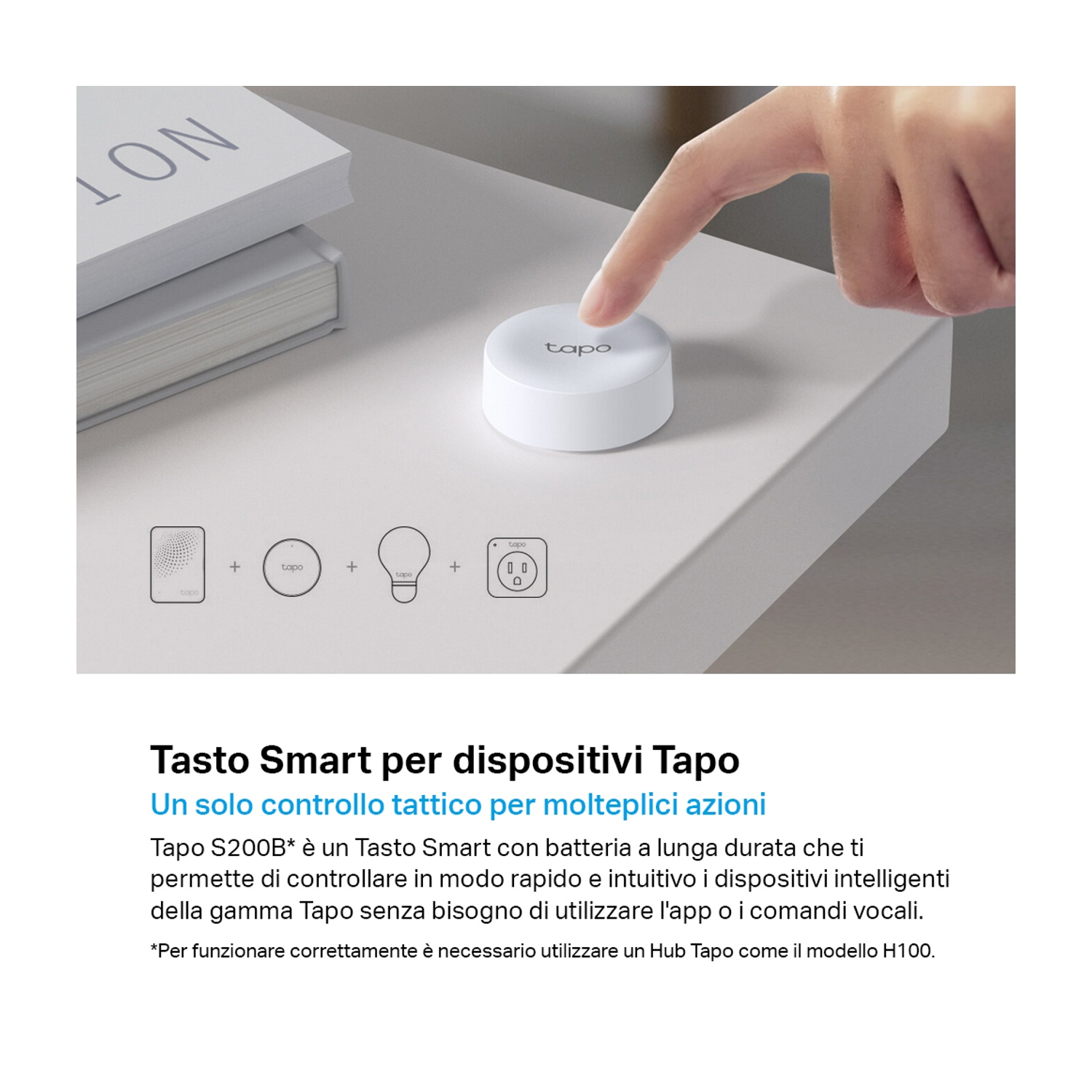 Un pulsante smart bianco e una mano che lo tocca, con altri dispositivi smart home.