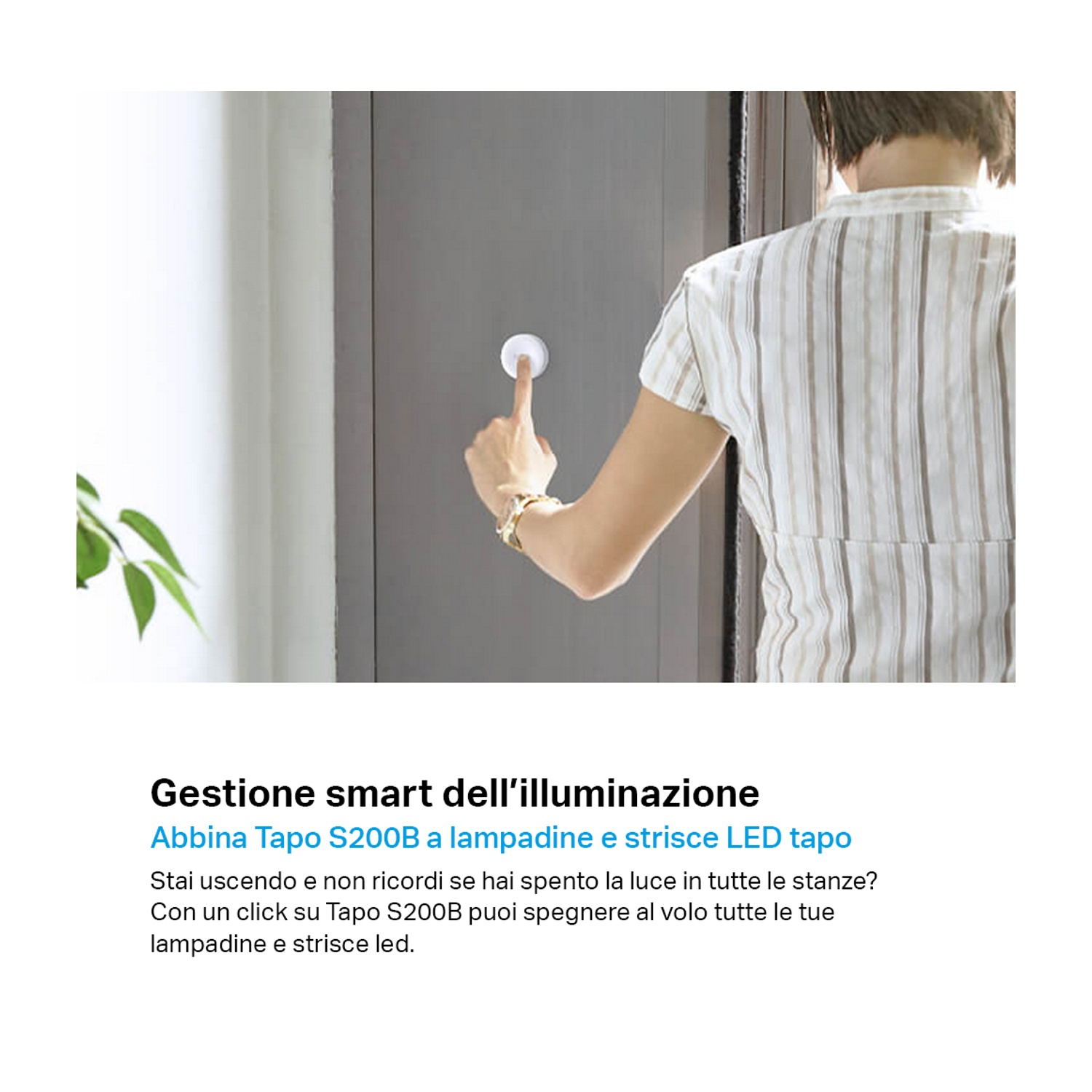 Mano di donna che preme un pulsante rotondo su una porta. Testo: illuminazione intelligente.