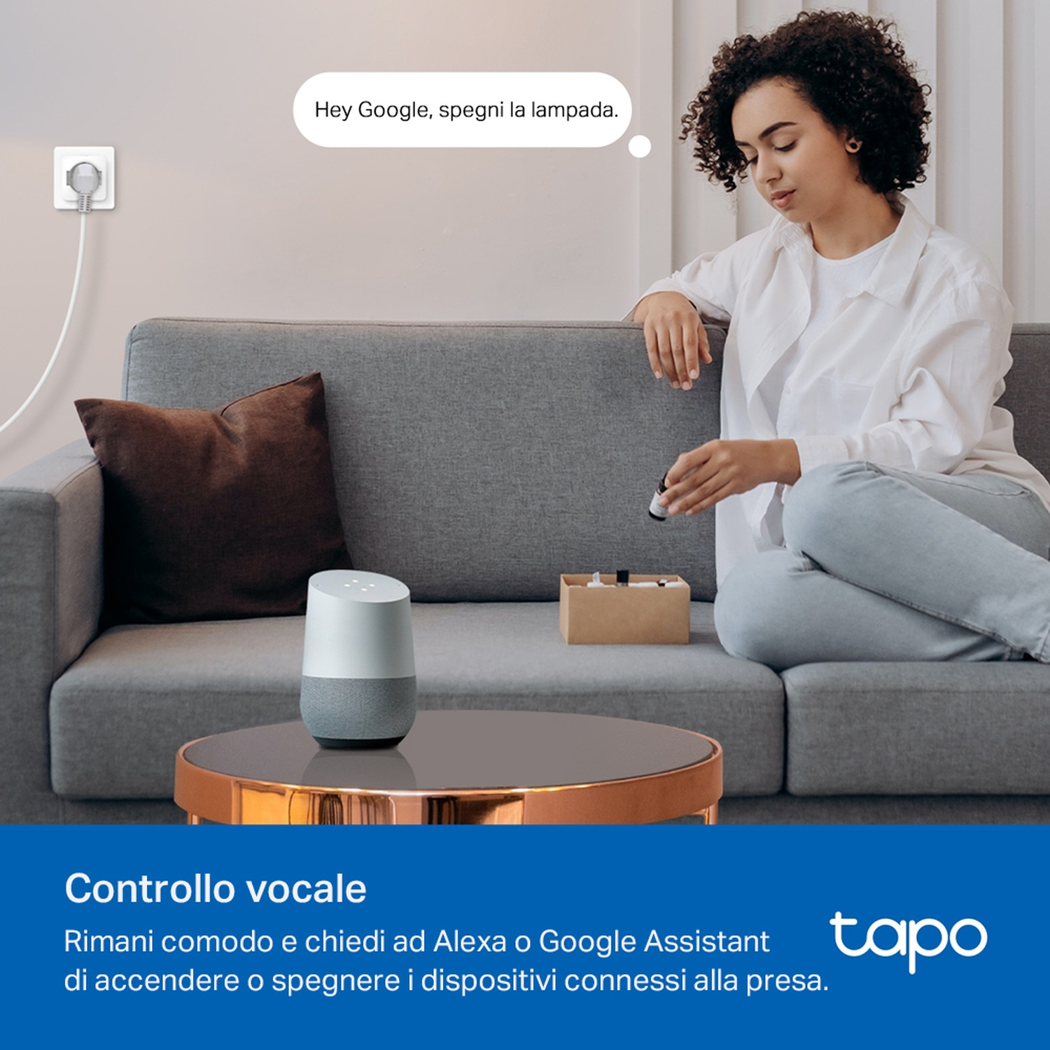 Donna sul divano con Google Home. Fumetto dice: 'Hey Google, spegni la lampada'.