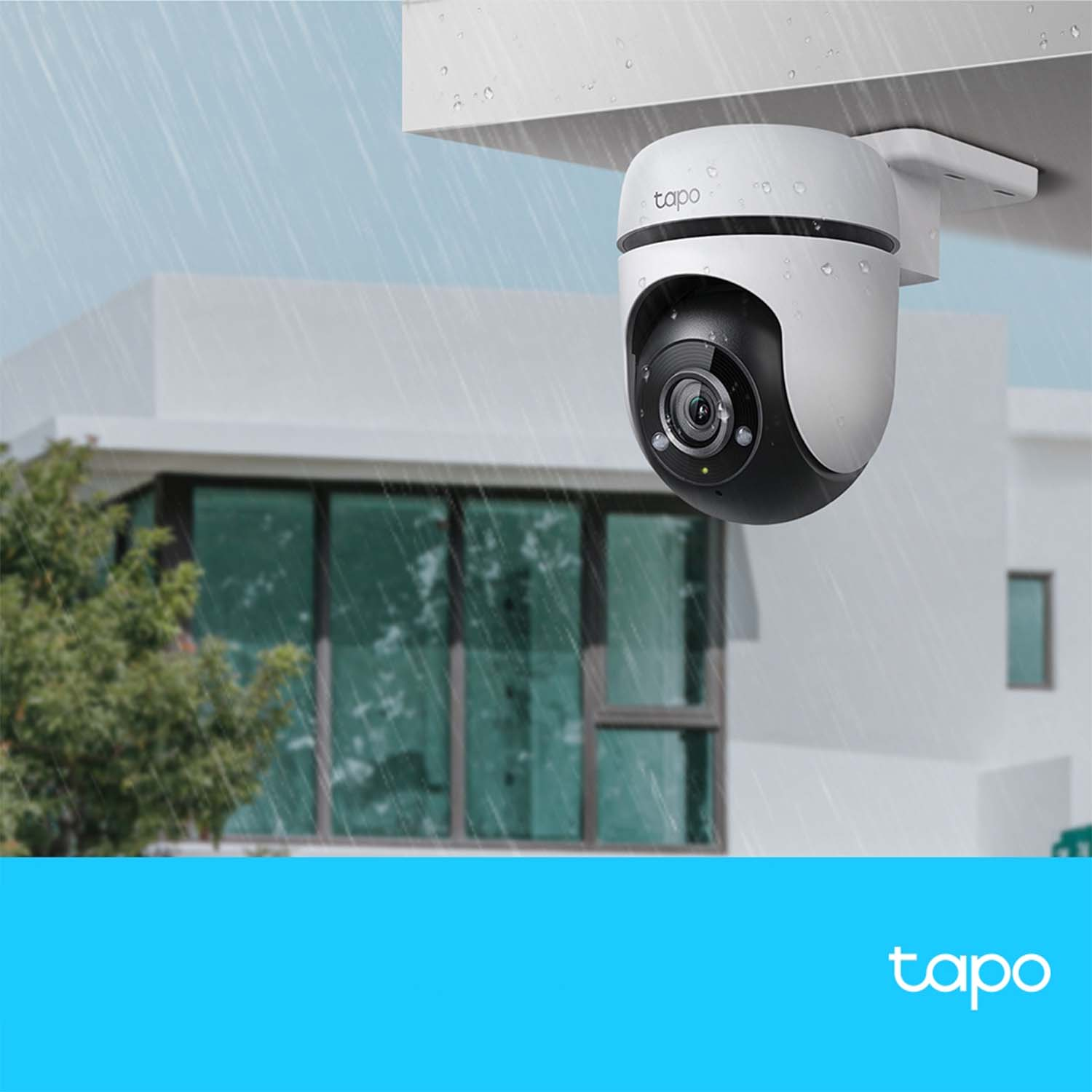 Una telecamera di sicurezza bianca e nera montata su un edificio bianco, con effetto pioggia.