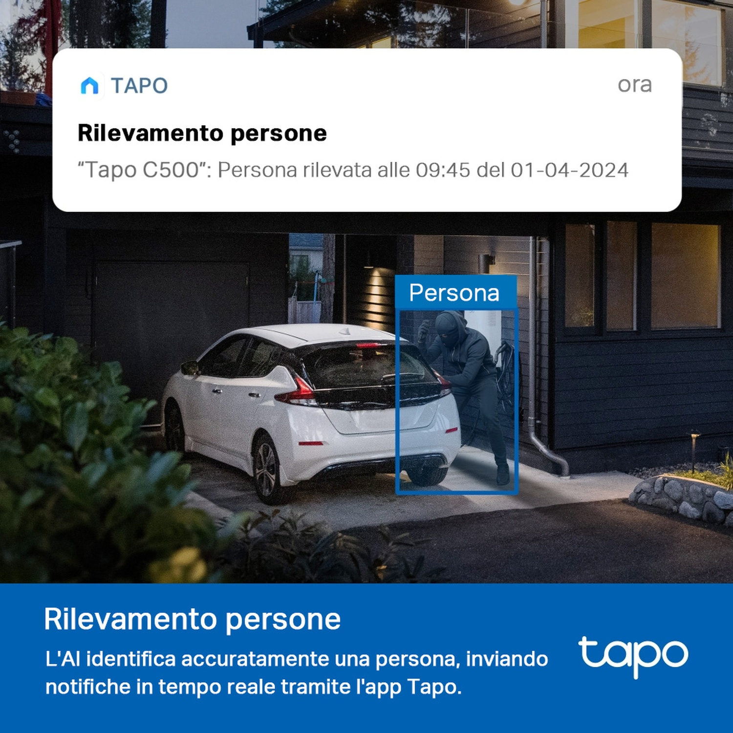 Una notifica dell'app della telecamera di sicurezza con una persona evidenziata in un riquadro blu accanto a un'auto bianca.