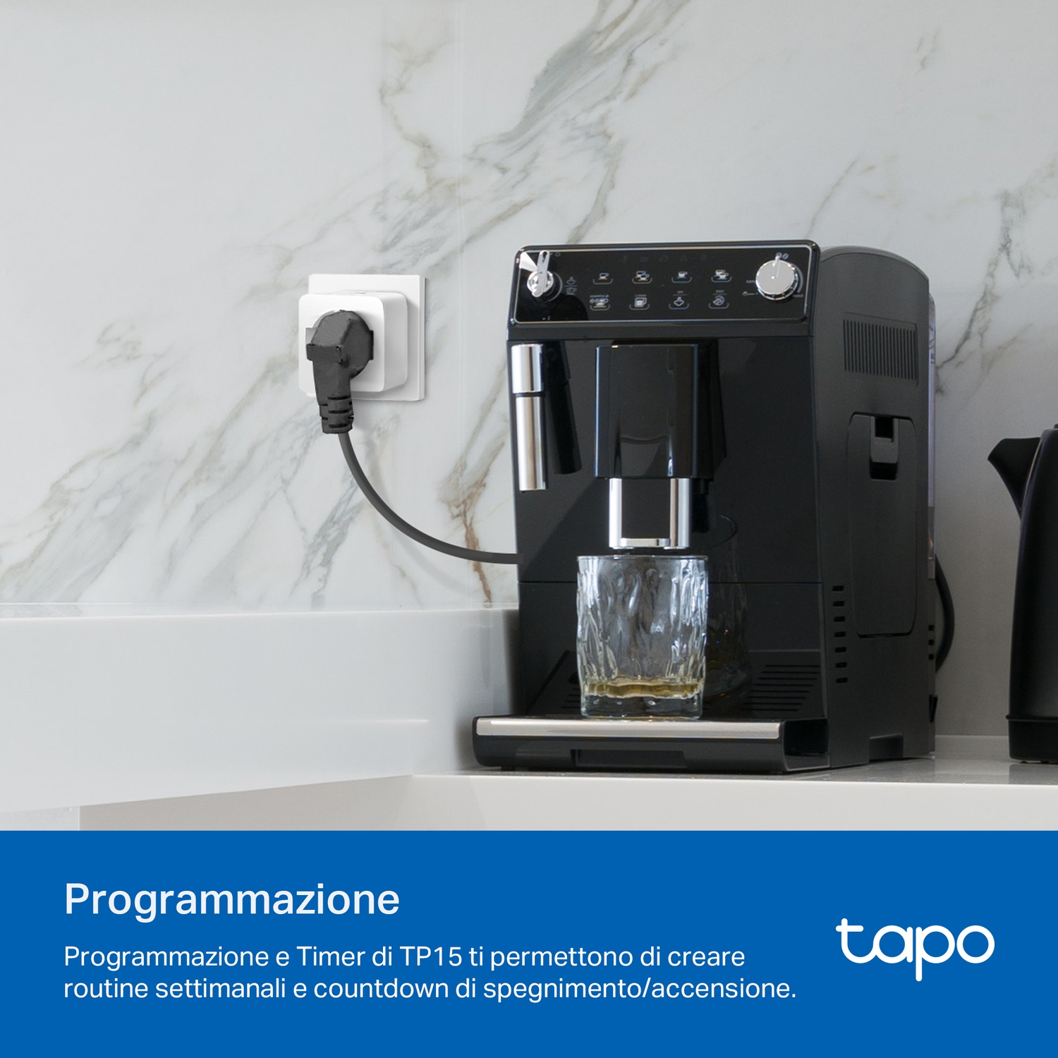 Spina intelligente collegata a una presa. Macchina da caffè nera accanto su un bancone bianco.