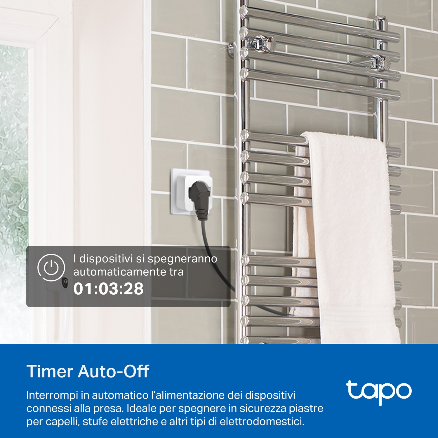 Una presa di corrente con timer è collegata a una presa a muro, con un portasciugamani sullo sfondo.