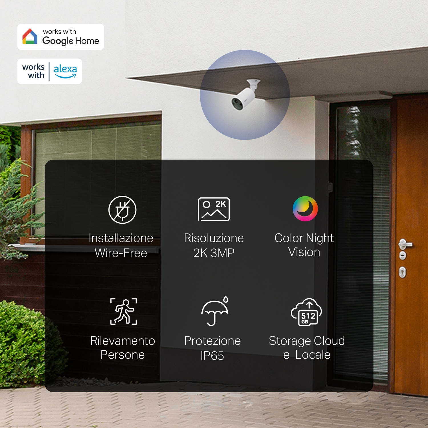 Una telecamera di sicurezza bianca montata su una casa. Funziona con Google e Alexa.