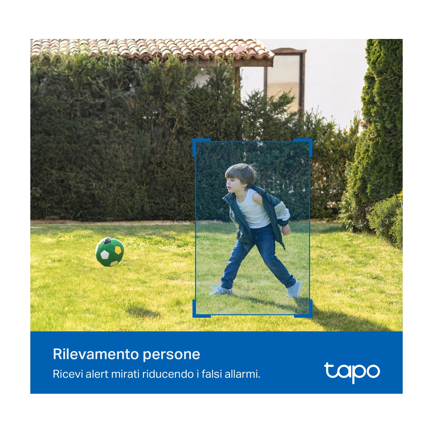 Un bambino gioca con un pallone in un giardino verde, con una casa e alberi sullo sfondo. Testo: Rilevamento persone.